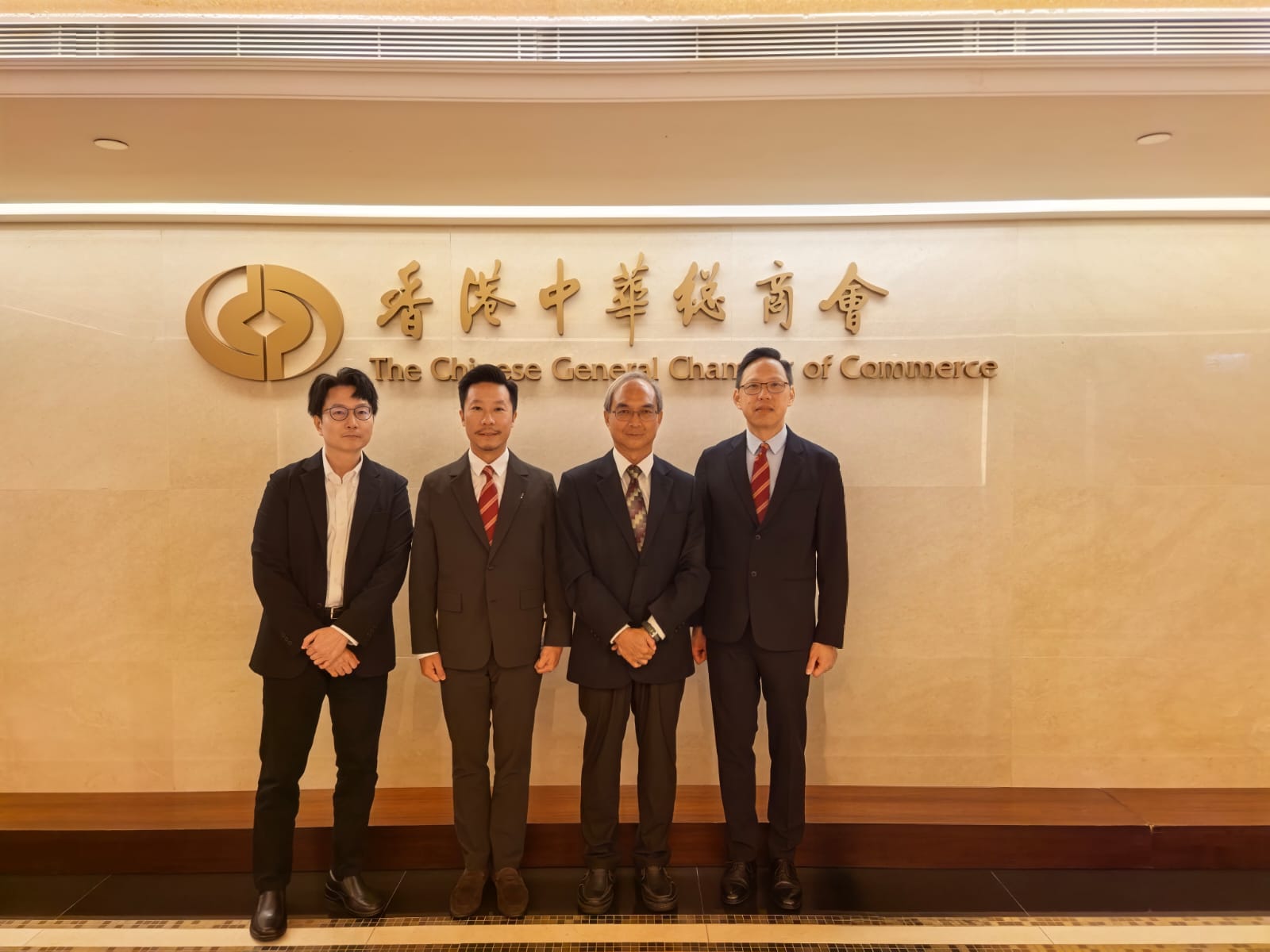 關家明與香港中華總商會對外事務委員會主席葉少明（右一）、青年委員會主席林智彬（左二）及秘書長關智明（左一）會面。