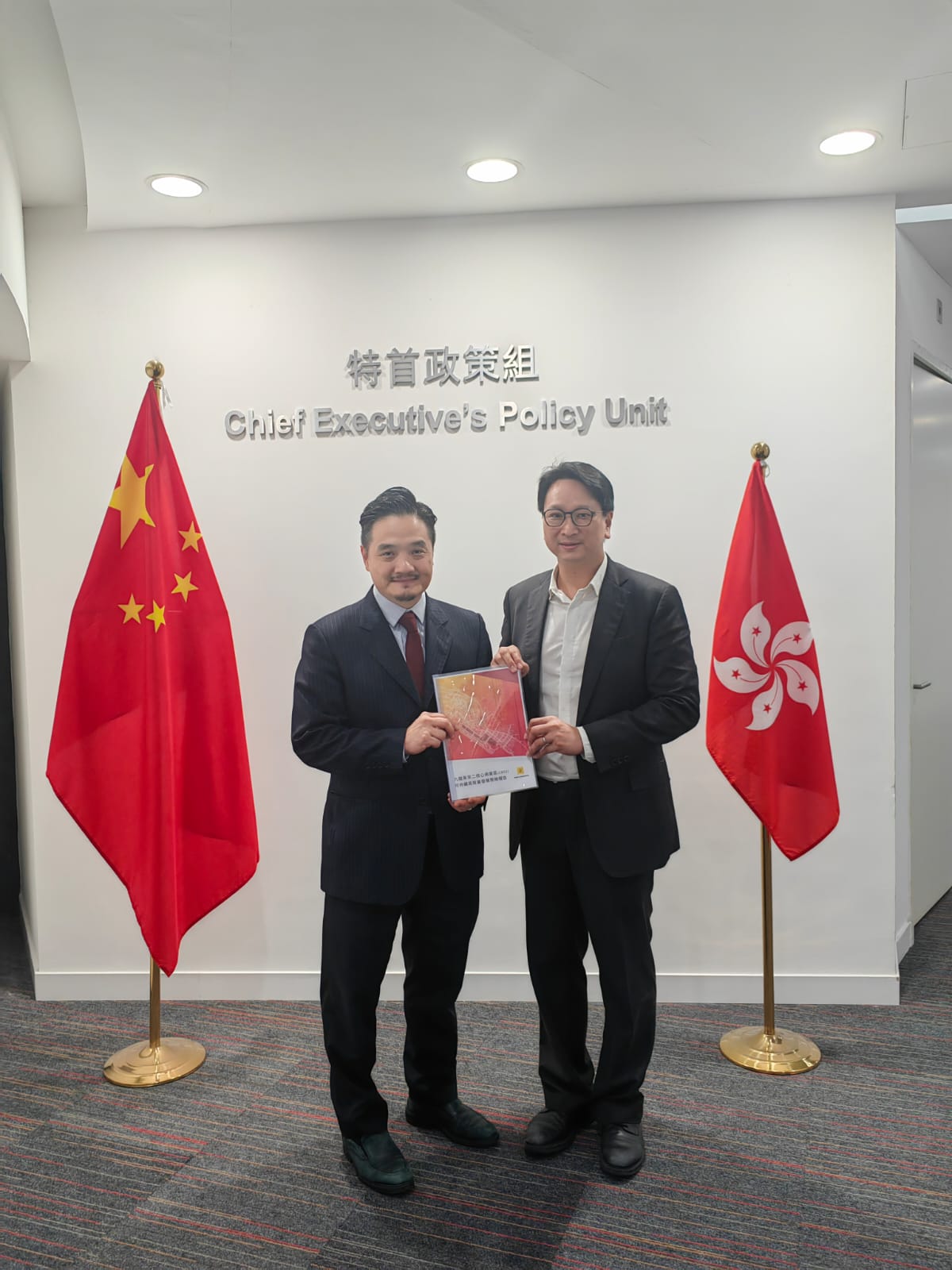 黃元山博士與立法會議員鄧家彪（右）會面。