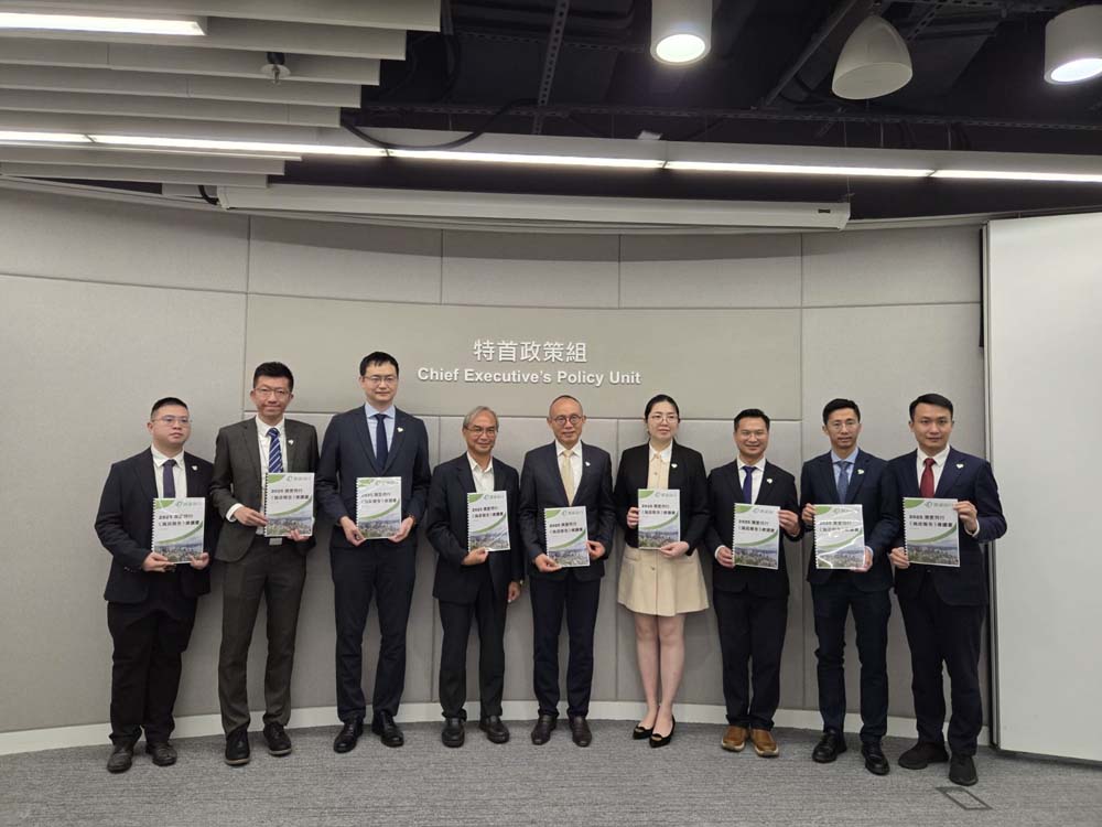 關家明與潤愛同行主席周明（中）、董事楊帆（左三）、行政副總監郭詩芸（右四）及其團隊會面。