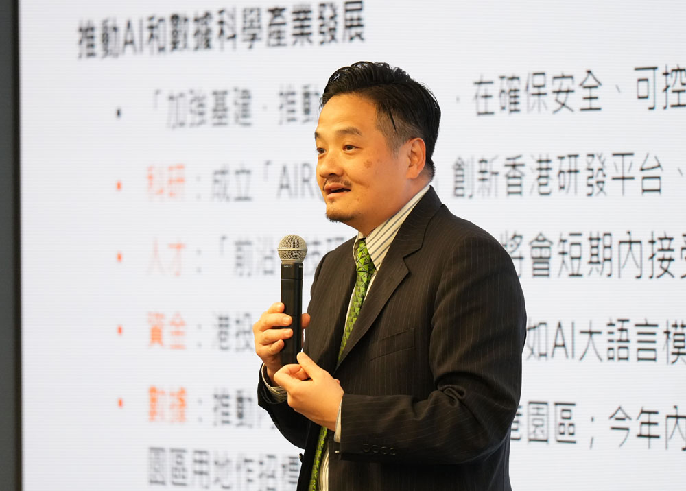 黃元山博士為中銀集團的管理團隊講解《施政報告》的重點內容。