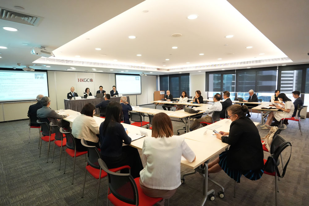 黃元山博士向香港總商會經濟政策委員會的成員講解2025年《施政報告》的重點內容。