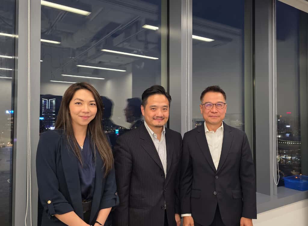 黃元山博士與戴德梁行香港董事總經理蕭亮輝（右）及執行董事及香港研究部主管鄧淑賢（左）會面。