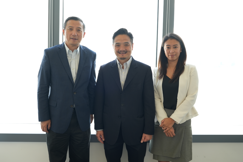 黃元山博士與北海康成創始人、董事長兼首席執行官薛群博士（左）及罕見病顧問潘婉堯（右）會面。