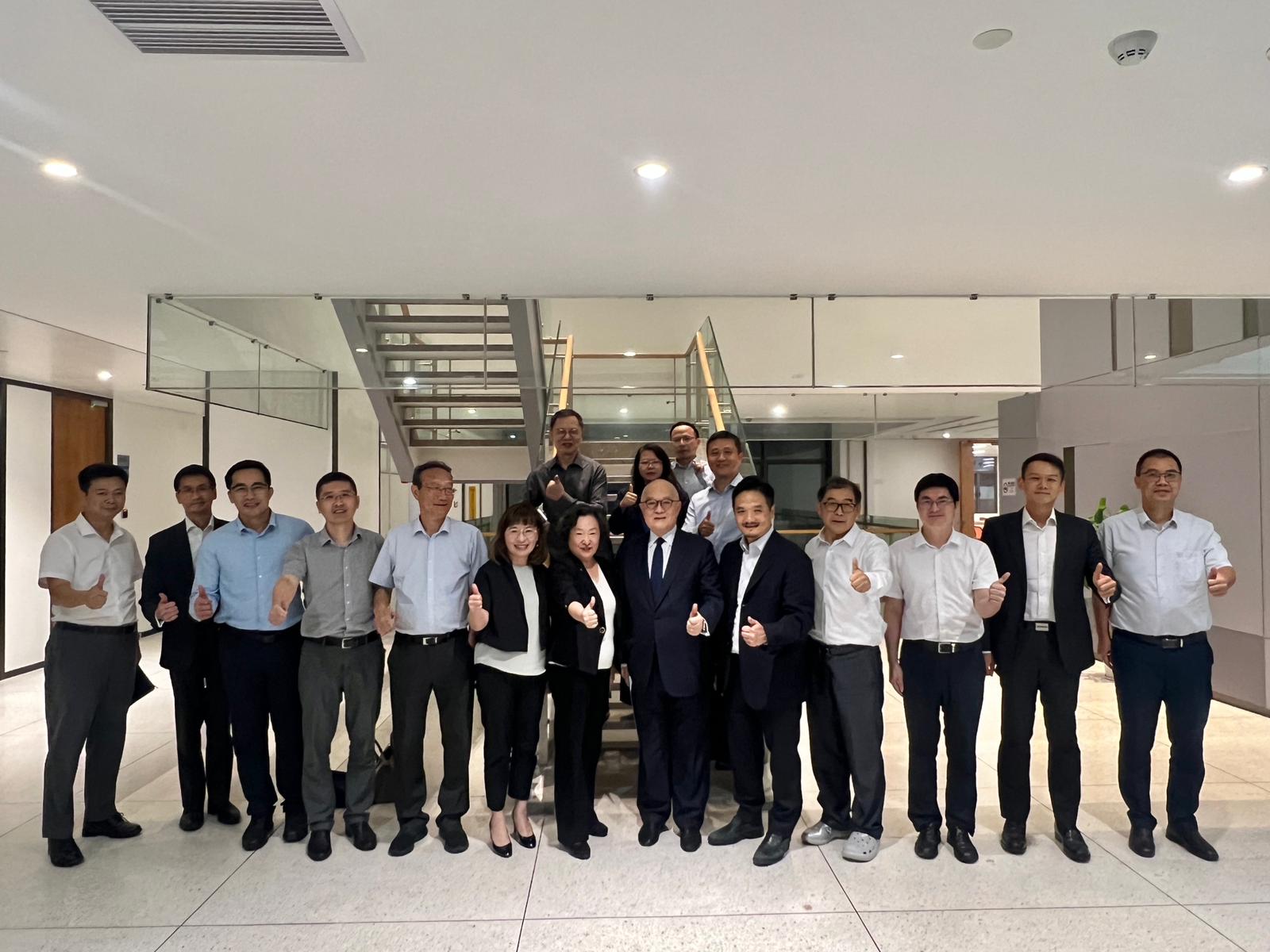 黃元山博士和參與「提升香港國際航運中心能級，實現與粵港澳大灣區世界級港口群協同發展」研討會的成員合照。