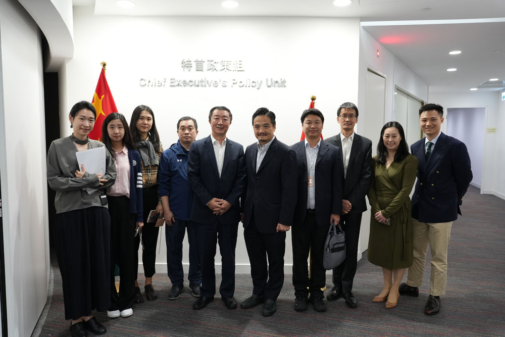 黃元山博士與國務院國有資產監督管理委員會研究中心主任衣學東（左五）及其團隊會面。