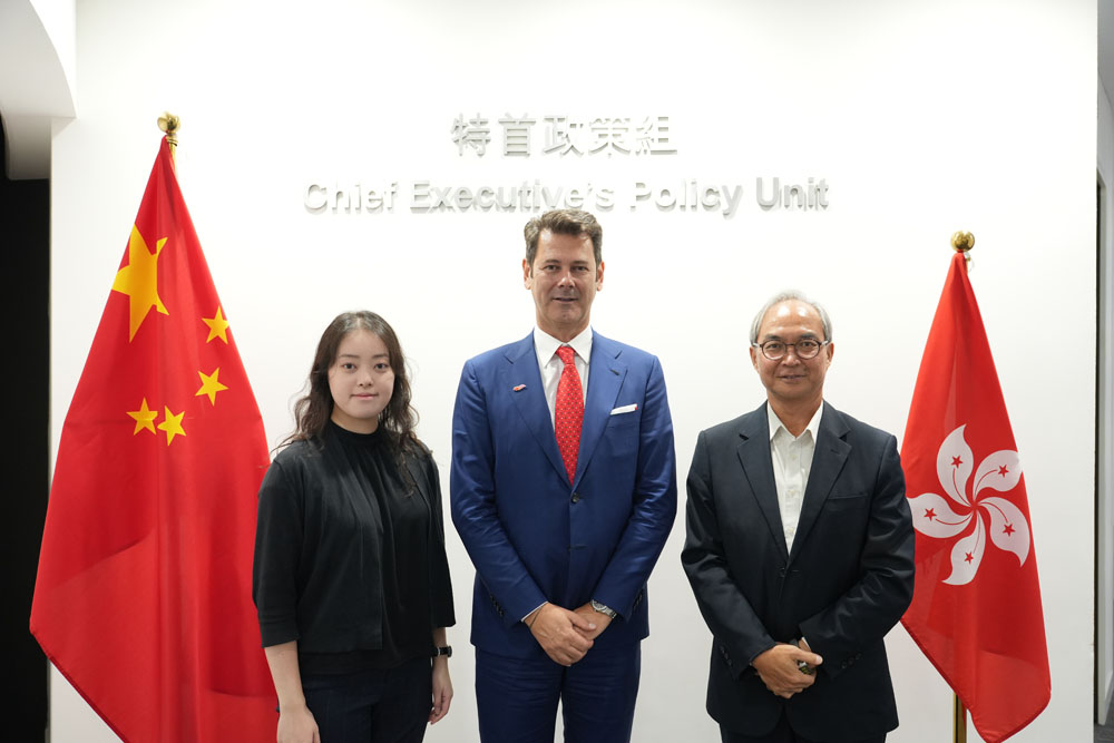 關家明與意大利珠寶機械製造商及出口商協會會長Massimo Poliero（中）會面。