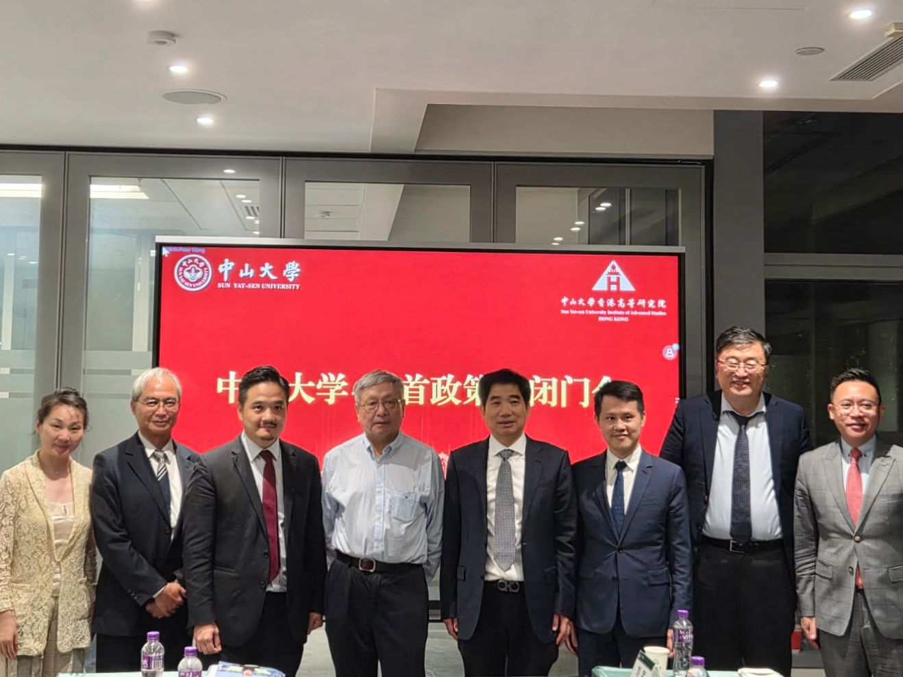 黃元山博士與中山大學香港高等研究院首席科學家張益唐教授（左四）及中山大學香港高等研究院院長徐安龍教授​（右四）等人合照。