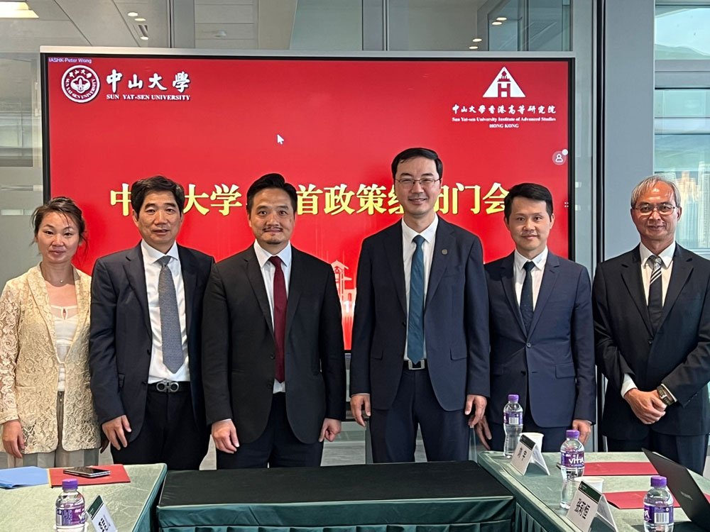 黃元山博士與中山大學香港高等研究院院長徐安龍教授​（左二）及中山大學副校長鄭躍教授（右三）等人合照。