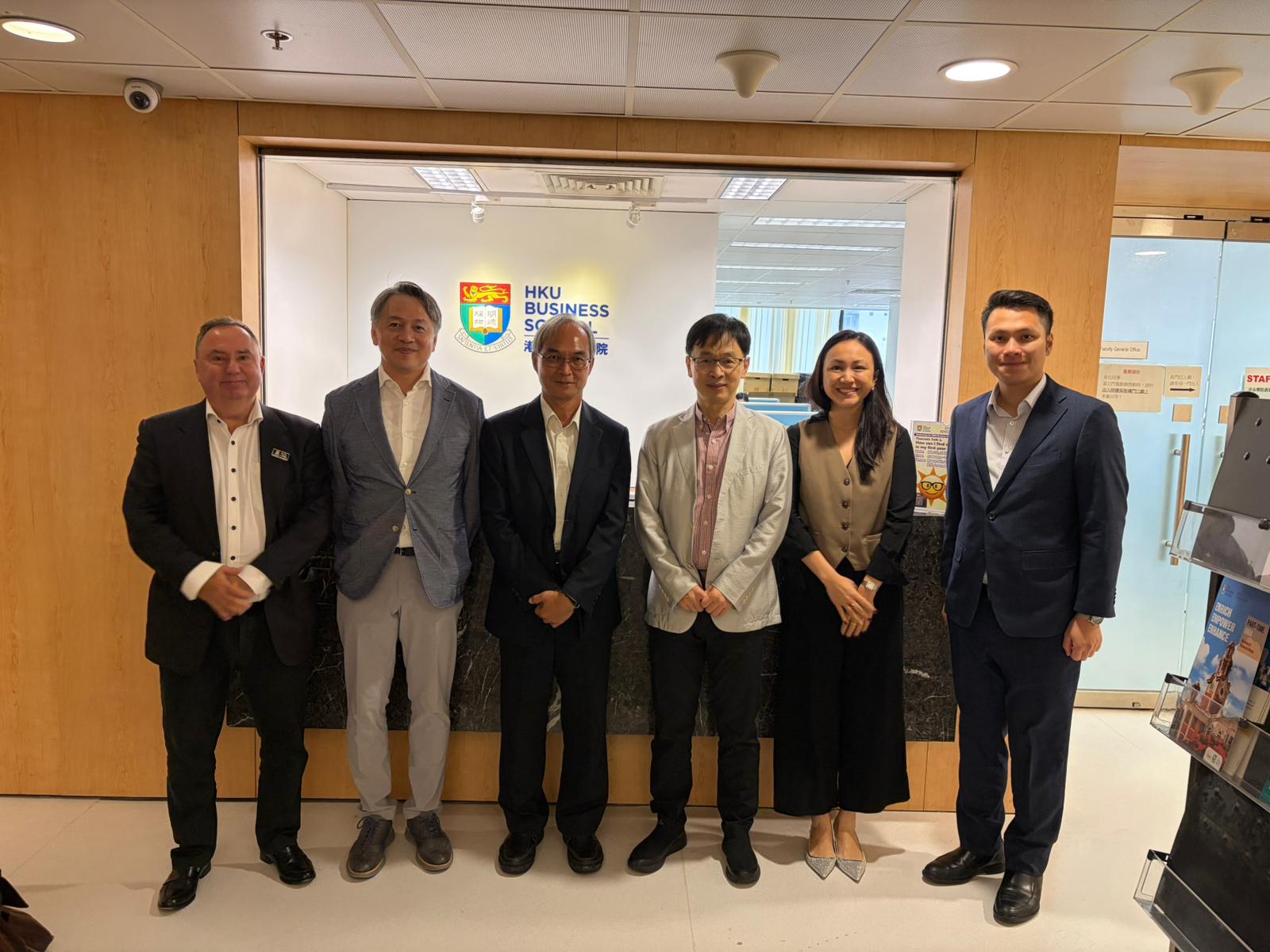 關家明與香港大學創新與創業研究中心總監周政教授（右三）、副總監陳炳雄教授（左二）及太空研究實驗室總監Quentin Parker教授（左一）會面。