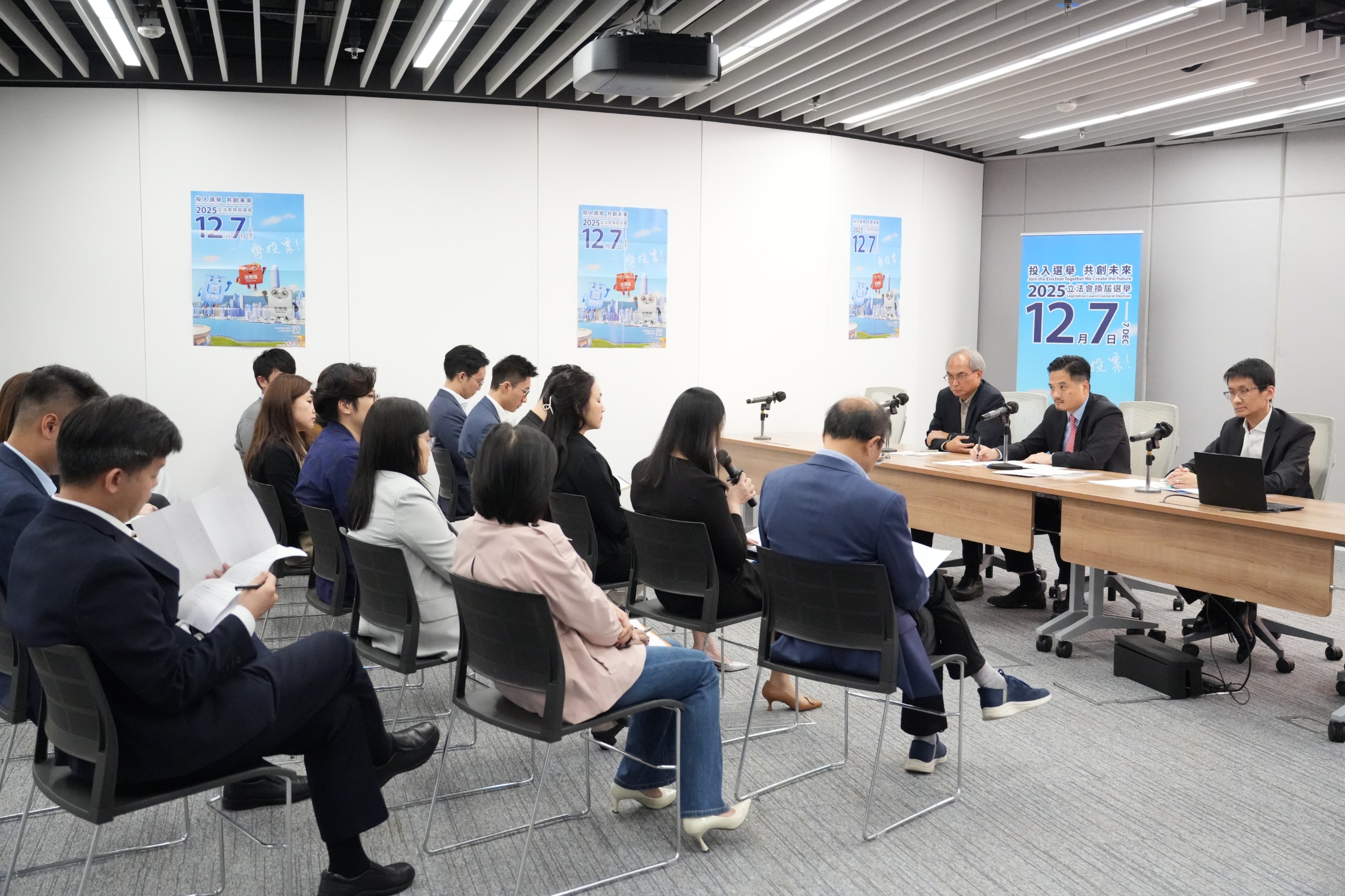 特首政策组办内部研讨会 - 图2