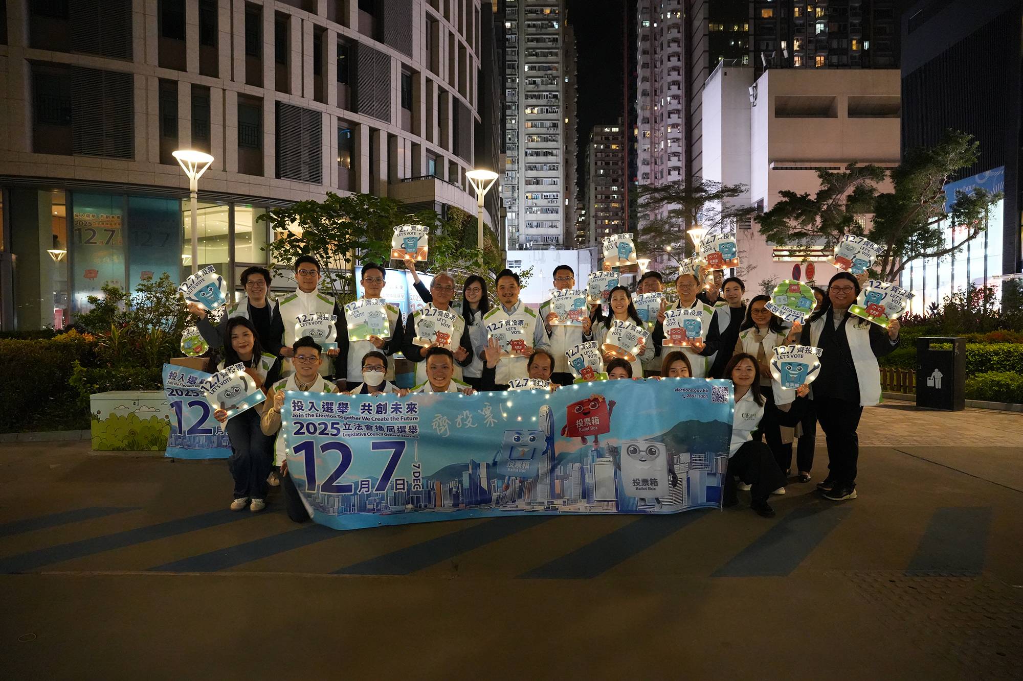 黄元山博士日前率领特首政策组义工队，在北角码头一带派发单张呼吁市民踊跃投票。