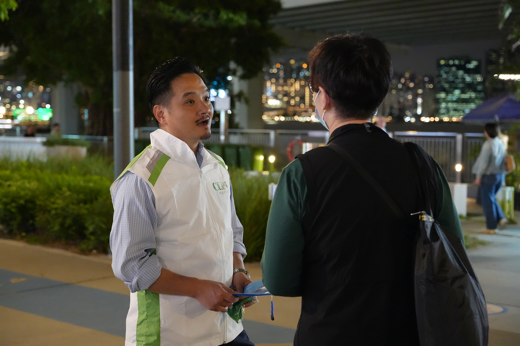 黄元山博士与市民交谈，并呼吁对方履行公民责任投票。