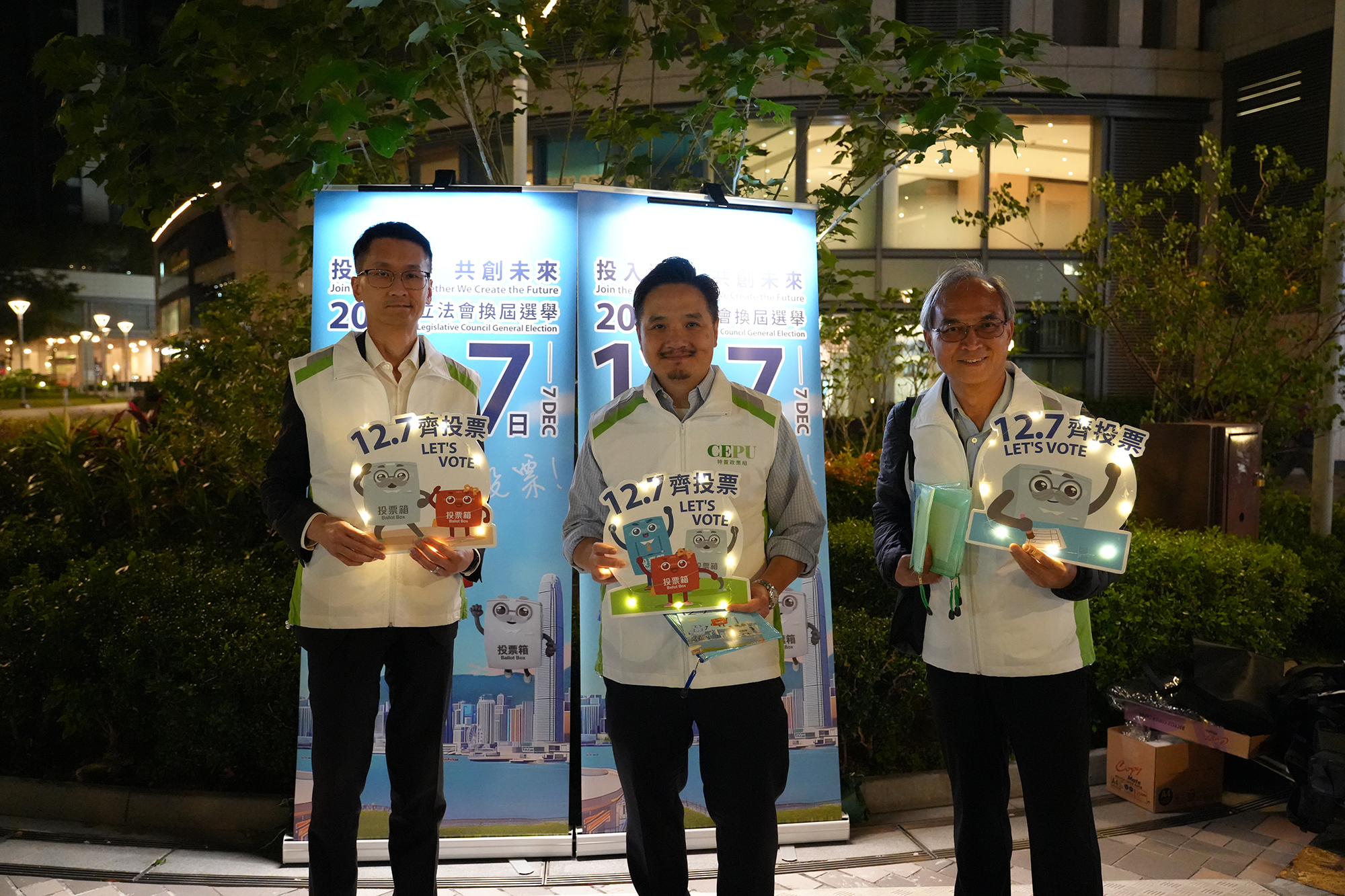 黄元山博士与副组长欧阳力及关家明在北角码头一带派发投票宣传单张。