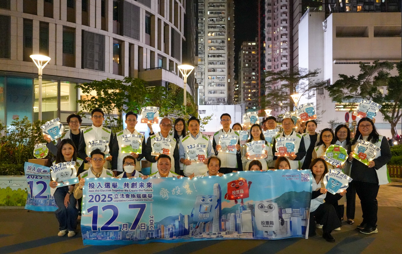 黃元山博士率領一眾特首政策組義工隊，在北角碼頭一帶派發單張呼籲市民踴躍投票。