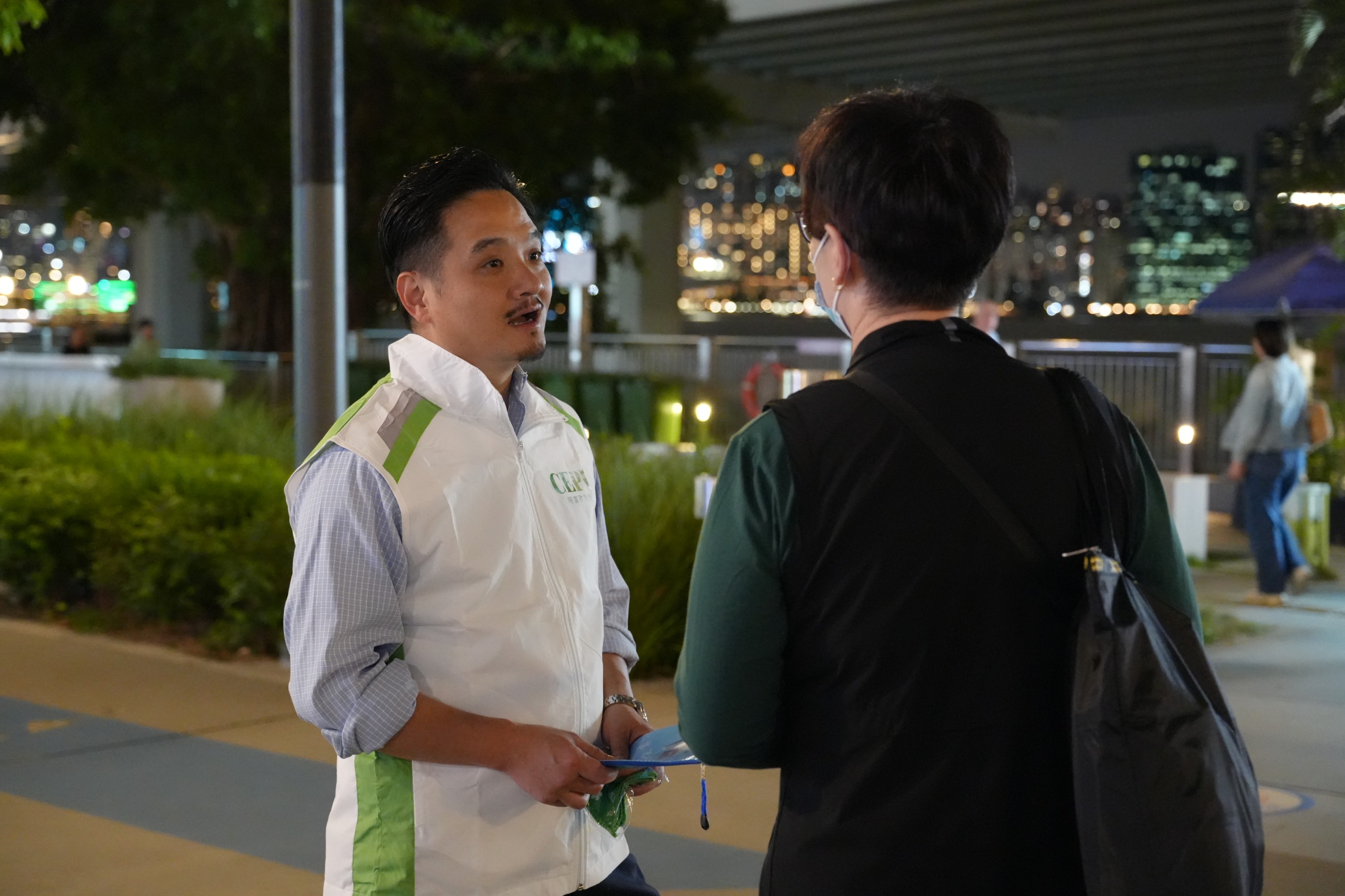 黃元山博士與市民交談，並呼籲對方履行公民責任投票。