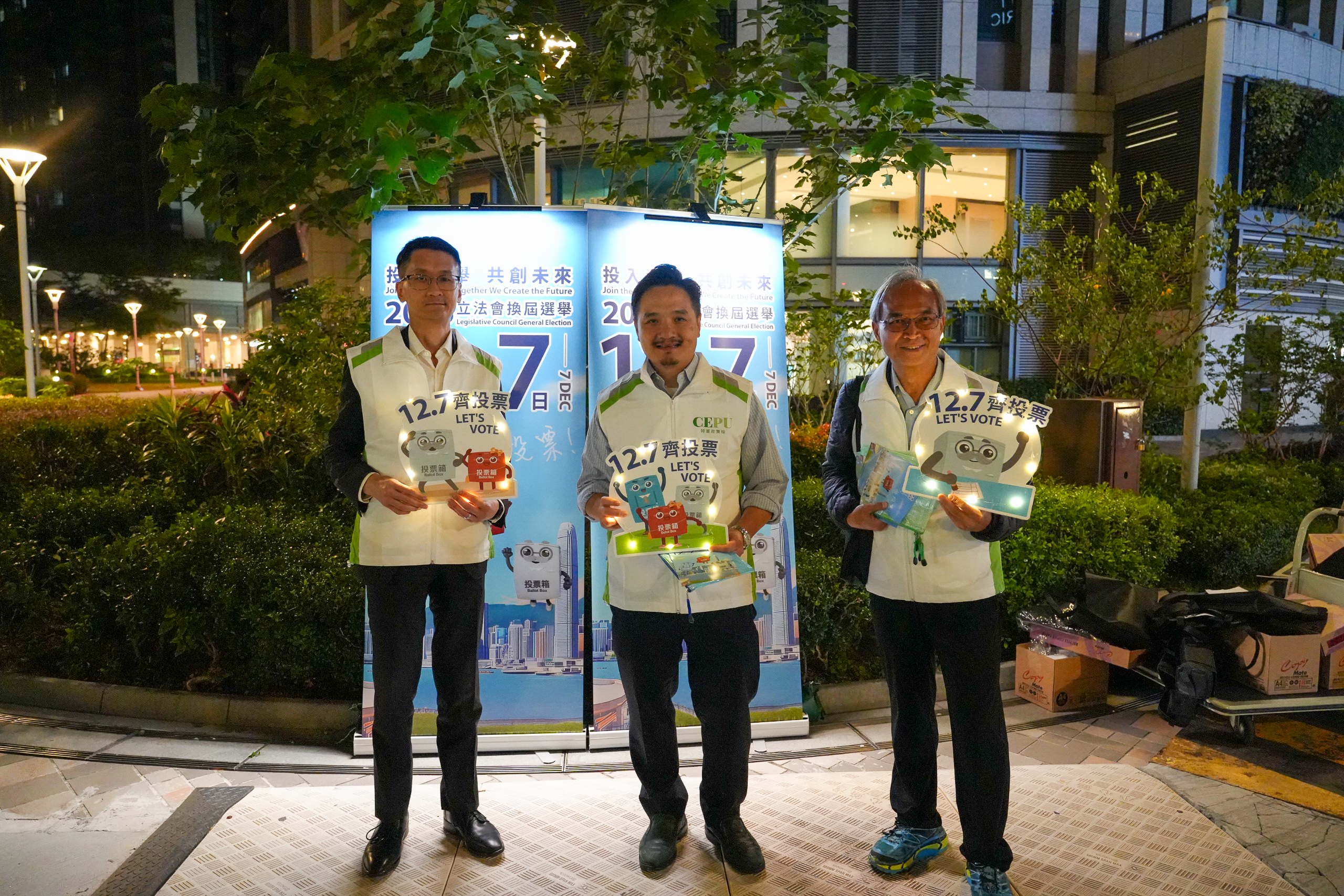 黃元山博士與副組長歐陽力及關家明在北角碼頭一帶派發投票宣傳單張。