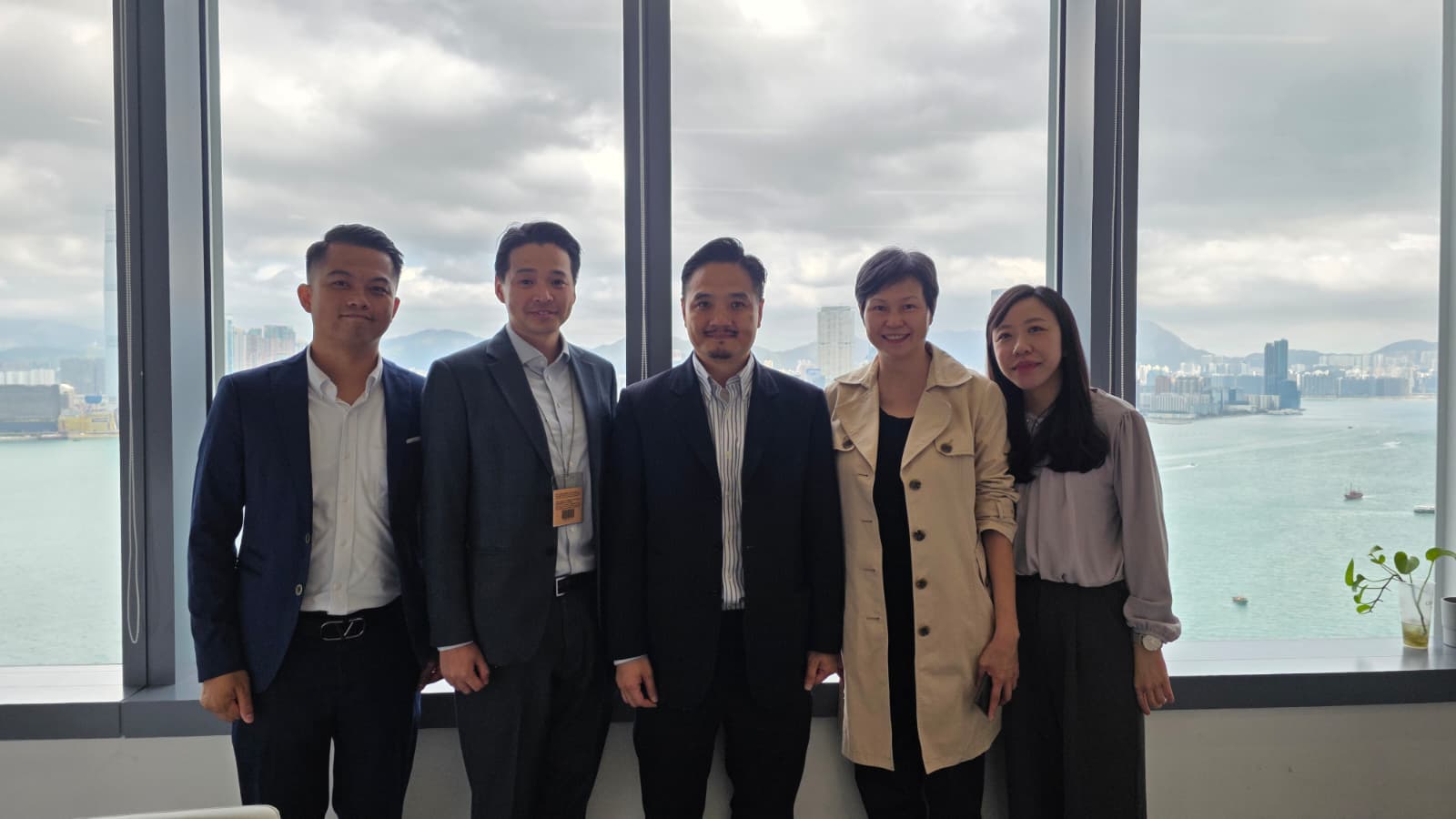 黃元山博士與諾華公司價值與准入及新產品主管黃穗洲（右二）、高級市場准入經理羅韋洛（左二）和何定邦（左一），以及高級醫療事務經理鄭淑儀（右一）會面。