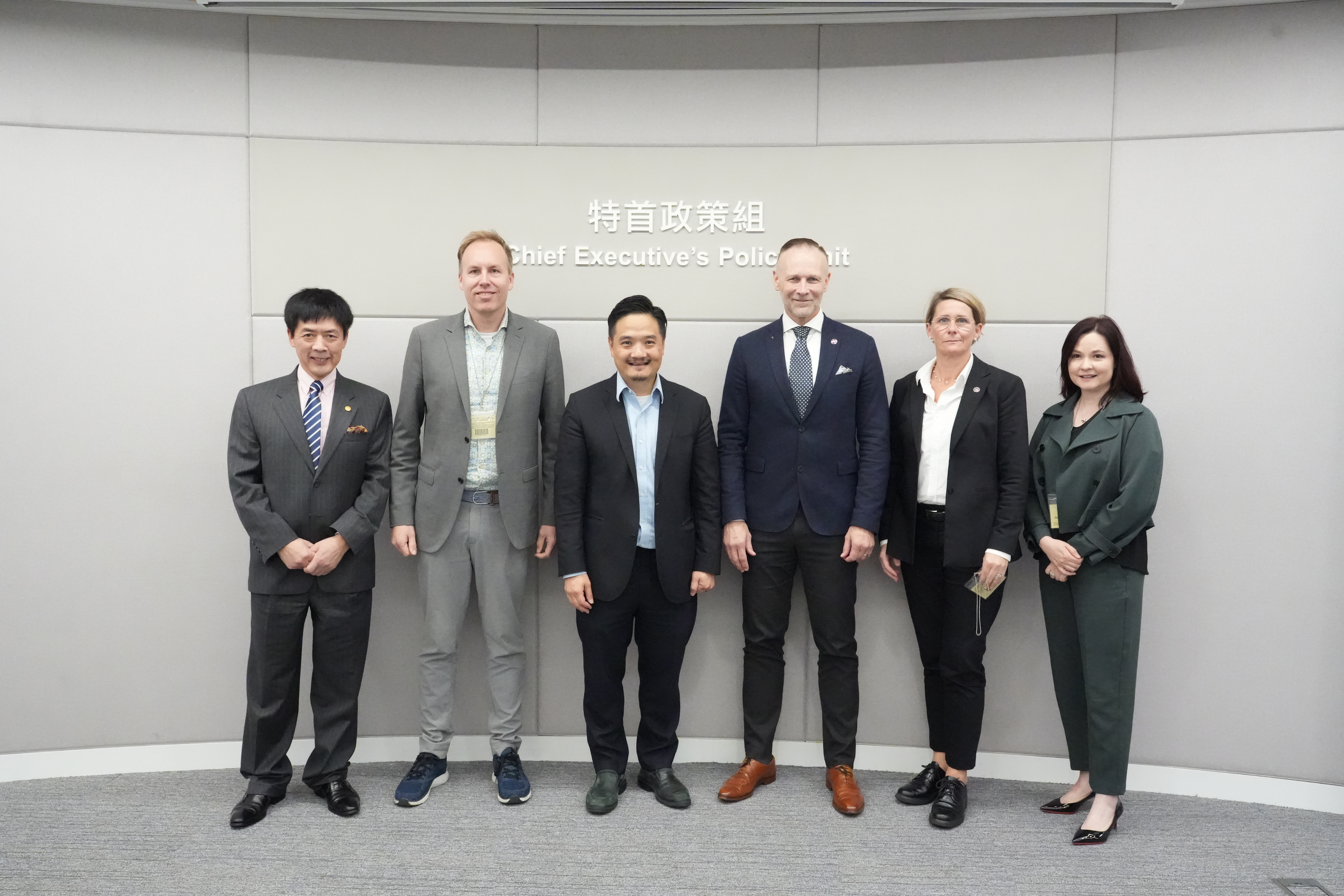 黃元山博士與瑞典Karolinska Institutet副校長Martin Bergö教授（右三）、Rickard Sandberg 教授（左二）、Nailin Li教授（左一）、Mia Bjerke博士（右二），以及香港科技大學協理副校長 Alison Lloyd 博士（右一）會面。