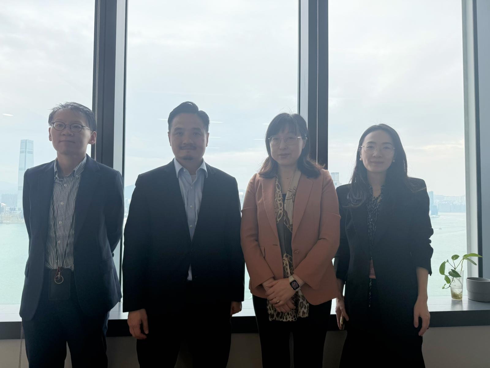 黃元山博士與中銀交易銀行部總經理李海英（右二）、主管徐亦秋（右一）及主管劉一昂（左一）會面。