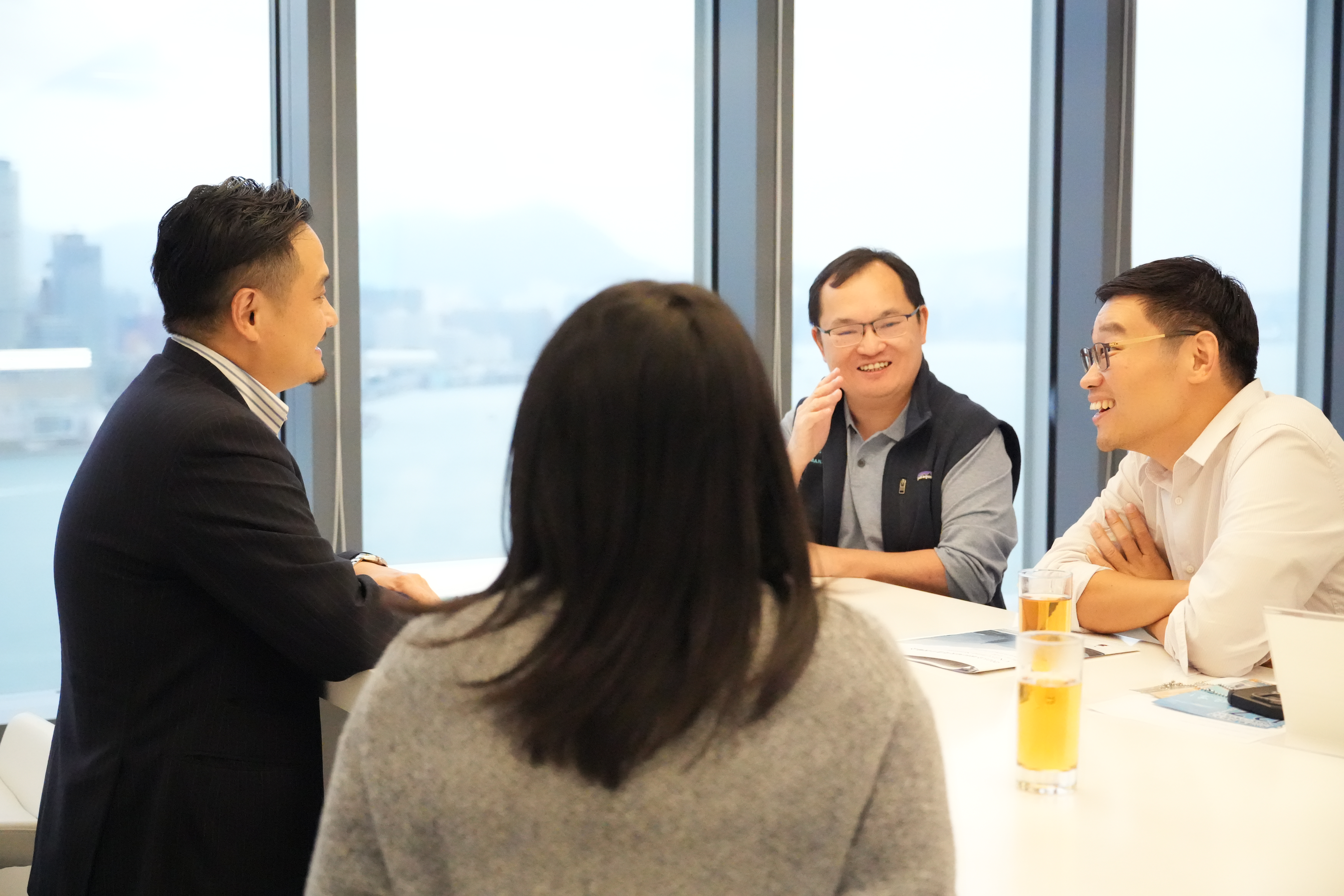 黃元山博士與中庸資本有限公司創始人及首席投資官黃康民（右二）及Clocktower Group合伙人劉巍（右一）會面。