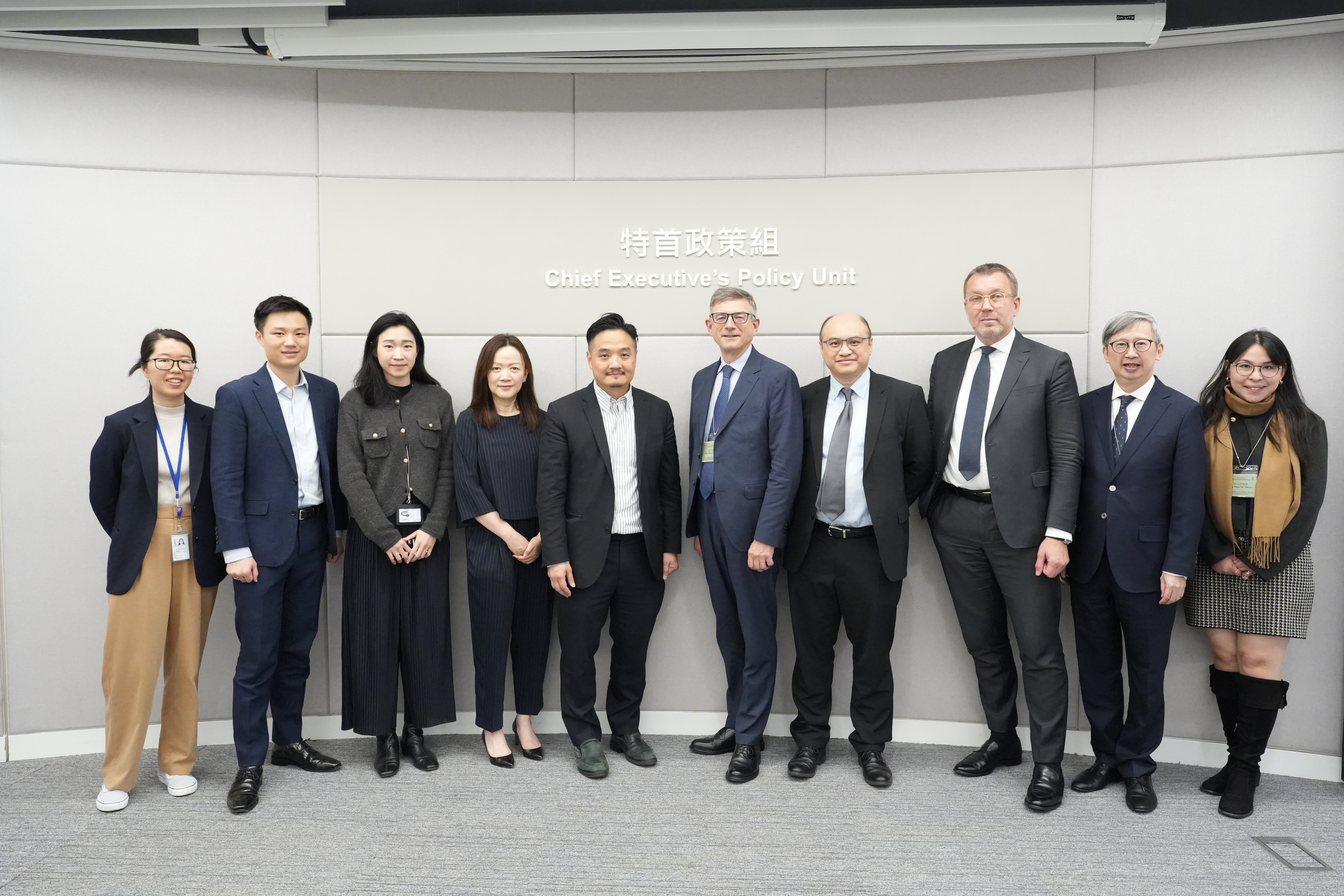 黃元山博士與國際航運保險聯盟主席Frédéric Denèfle（右五）、秘書長Lars Lange（右三）、聯盟執行委員會委員劉淑芬（左四）、香港保險業聯會洋面保險公會主席黃良蔚（右四）、副主席李國霖（右二）、傳訊及會務經理鄺敏慧（右一）會面。