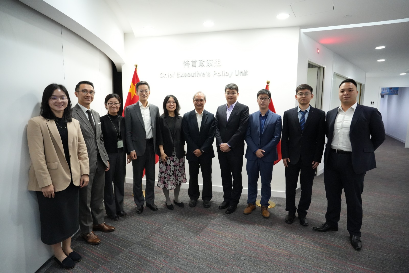 關家明與中國社科院世經政所國際金融研究室主任、研究員楊盼盼（左五）及香港金融發展局一行會面。