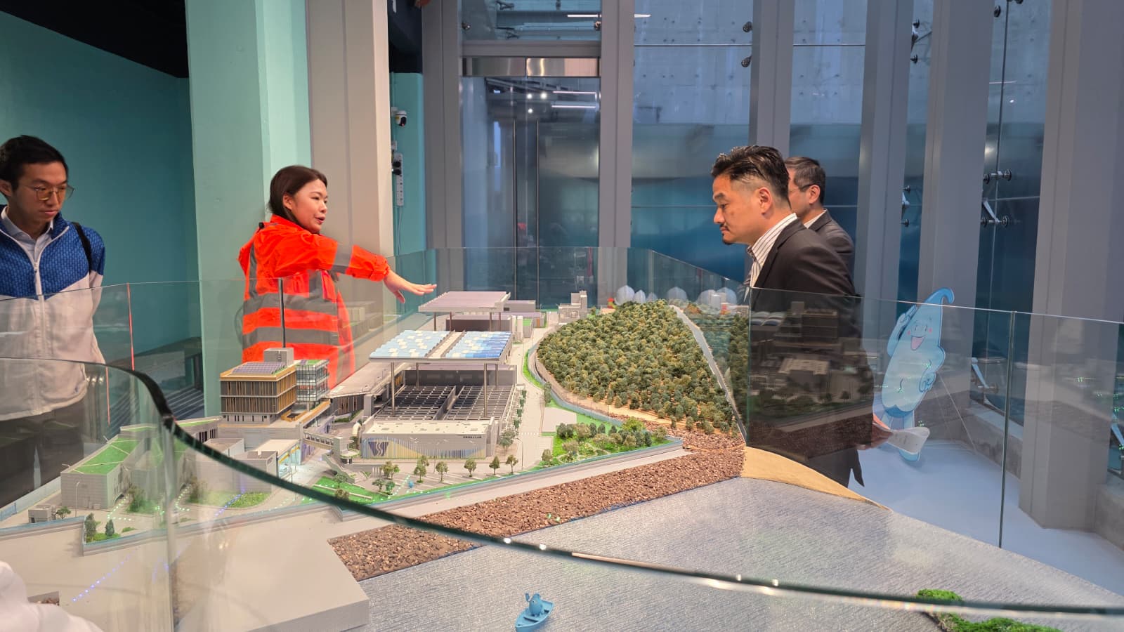 黃元山博士參觀將軍澳海水化淡廠。