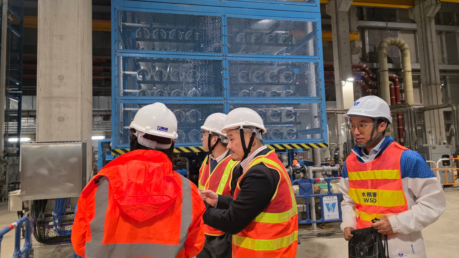 黃元山博士了解將軍澳海水化淡廠的運作。