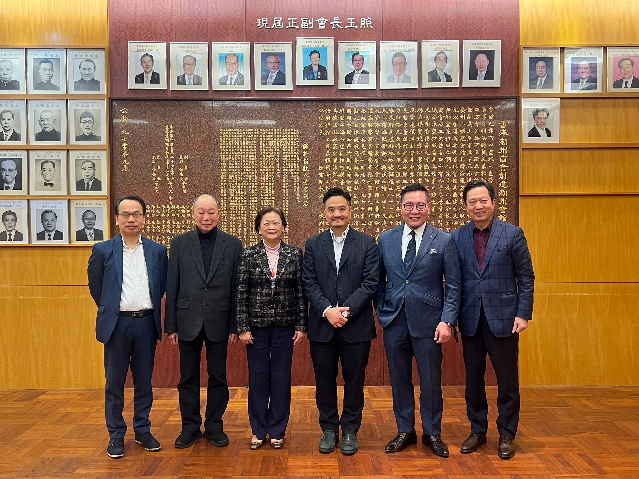黃元山博士與香港潮州商會會長高佩璇（左三）、副會長史立德（右二）、常務會董劉鑾鴻（左二）、會務顧問郭一鳴（右一）及香港中文大學香港亞太研究所副所長（執行）鄭宏泰（左一）會面。