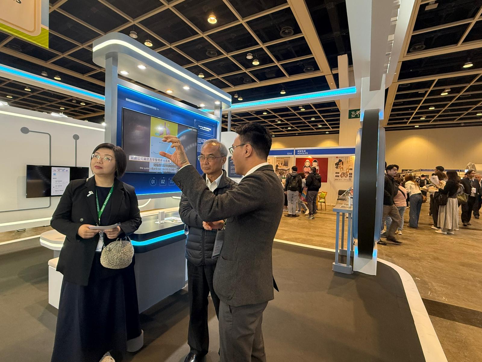 關家明在參觀過程中，了解不同的樂齡科技產品與方案。