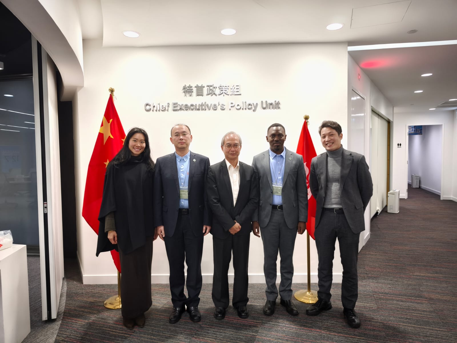 關家明與世界自然保護聯盟和思匯政策研究所代表會面，包括Nature-based Solutions Global NbS Management Hub全球總監Charles Karangwa（右二）、高級專家王鵬斌博士（左二）、思匯政策研究所項目主管譚芷菁（左一），以及高級研究員區浩馳（右一）。