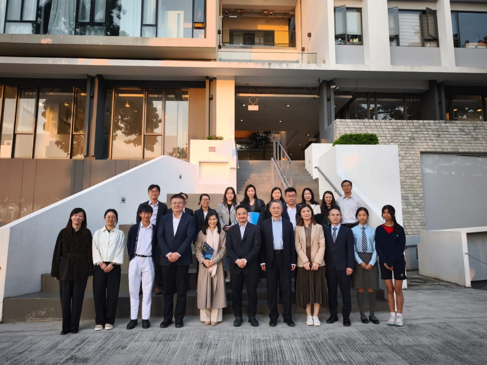 黃元山博士與教科院代表團到訪聖士提反書院。