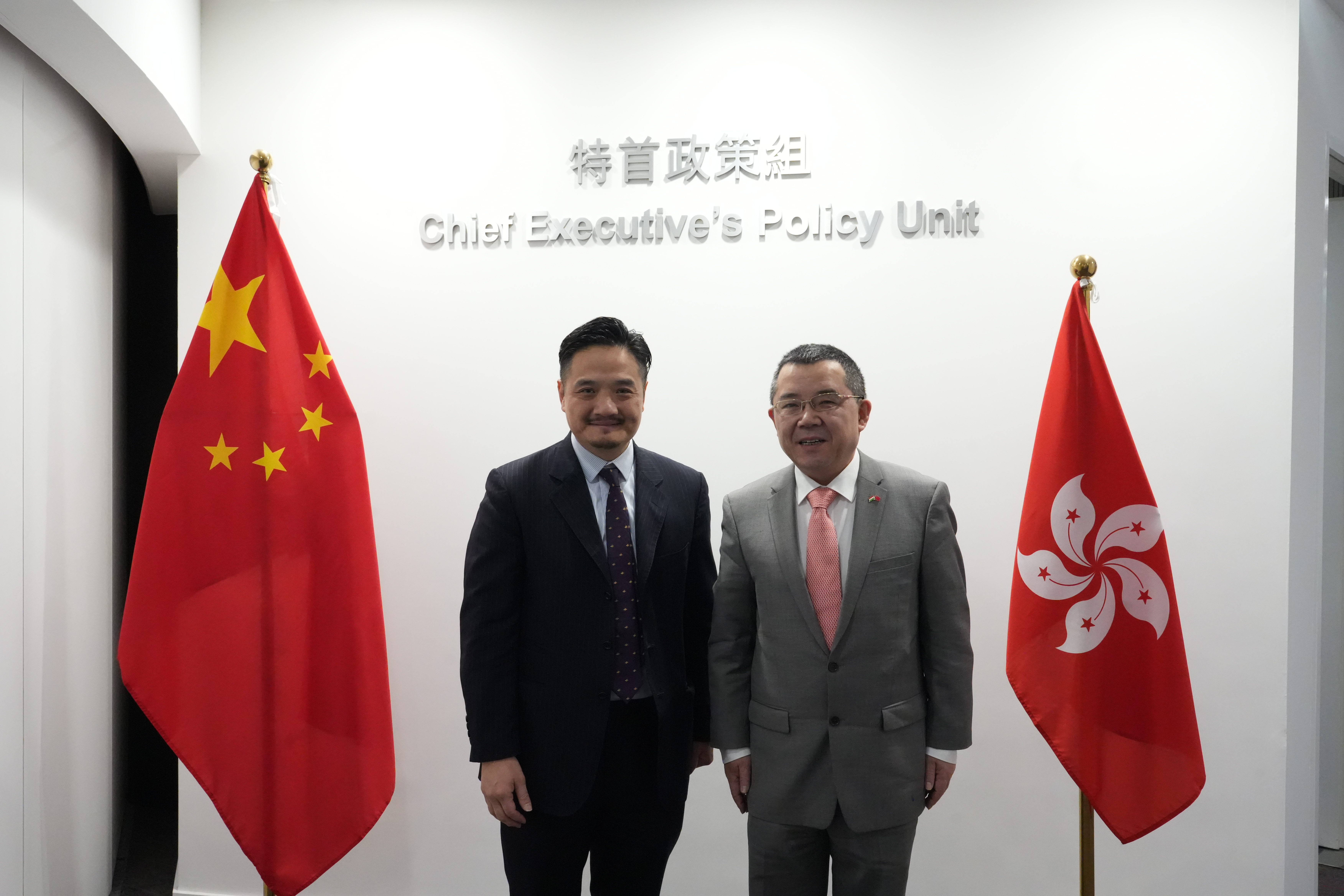 黃元山博士與中華人民共和國駐匈牙利特命全權大使龔韜會面。