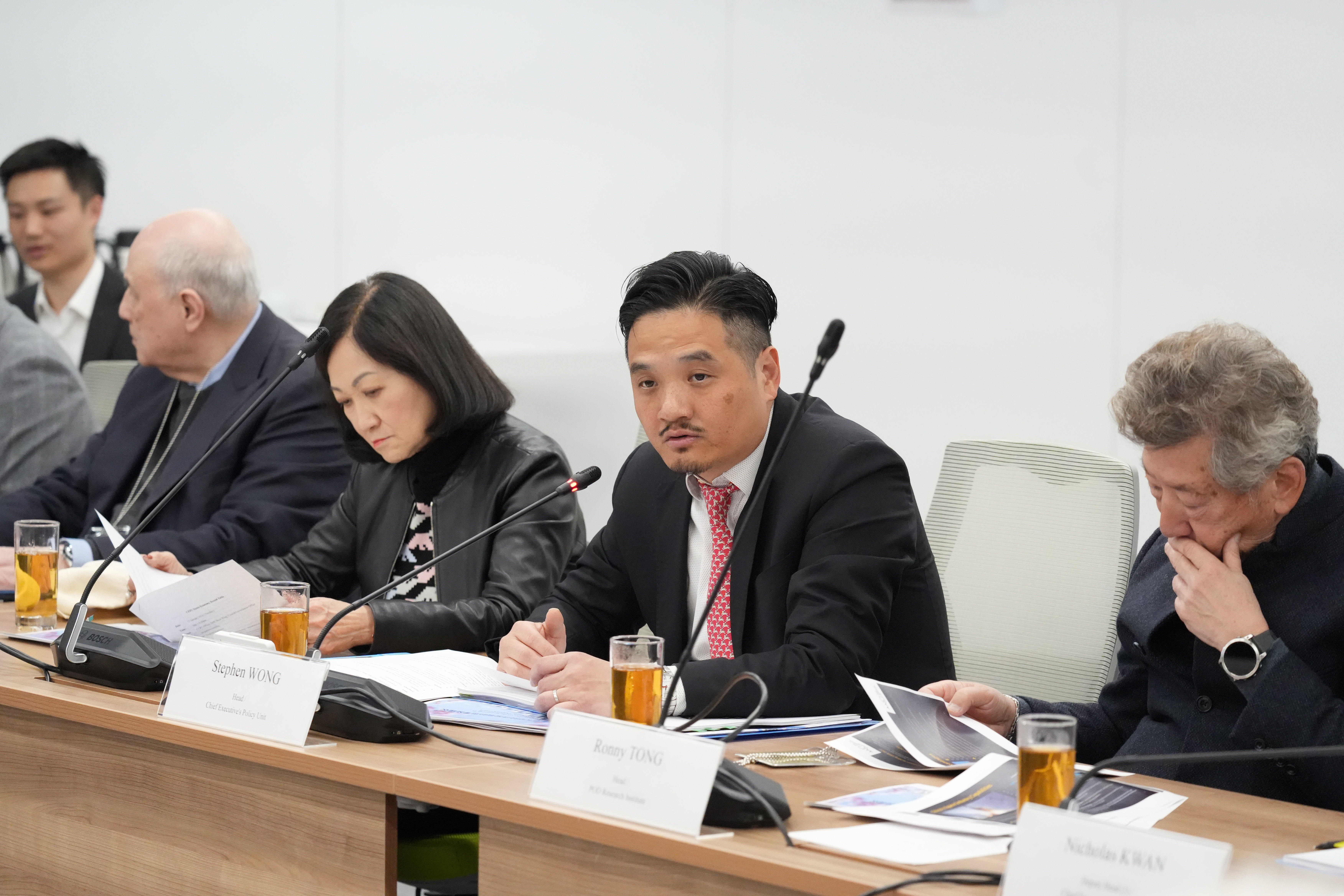 特首政策組組長黃元山博士主持會議。