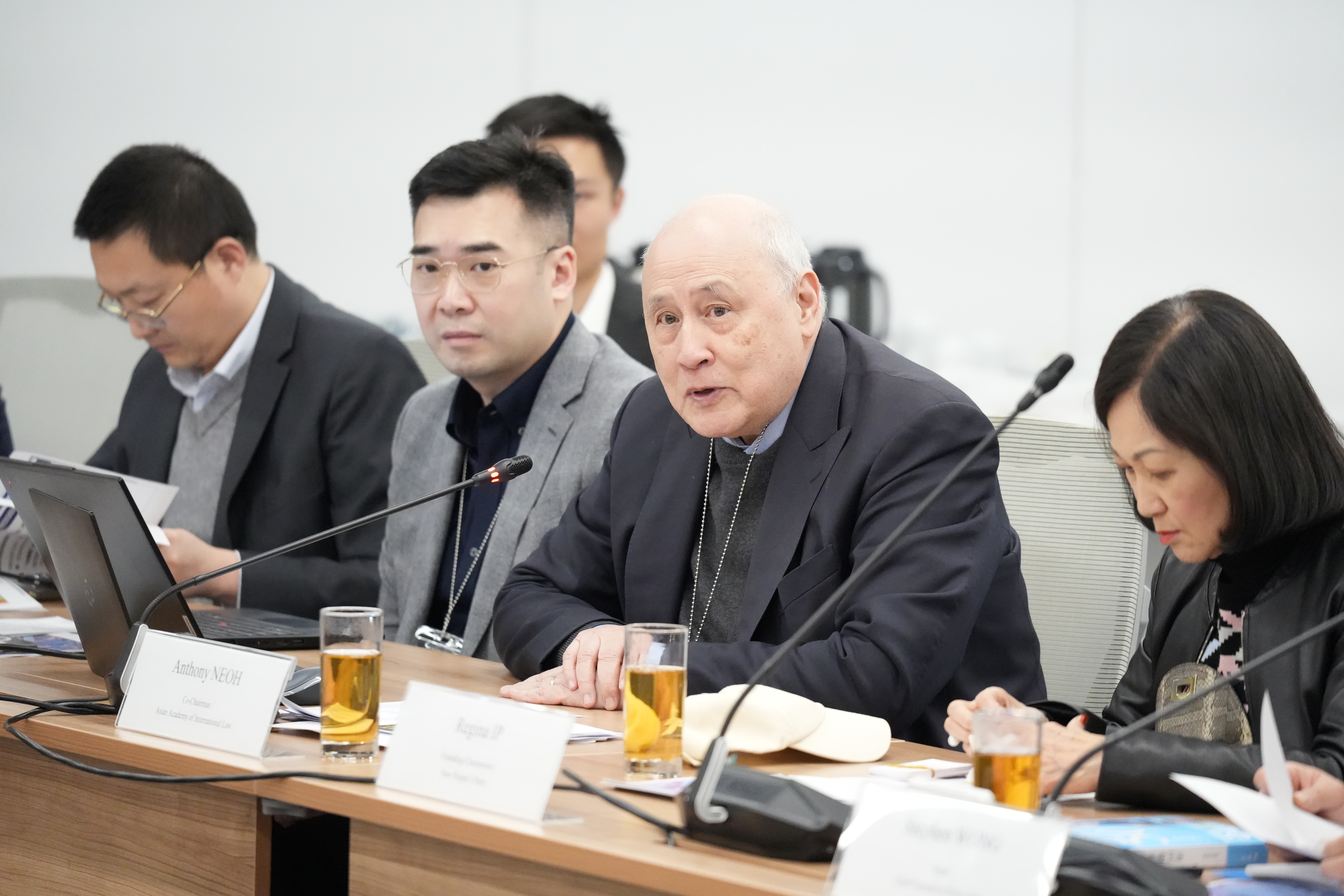 資深大律師、亞洲國際法律研究院主席梁定邦博士（右二）擔任專題演講嘉賓。