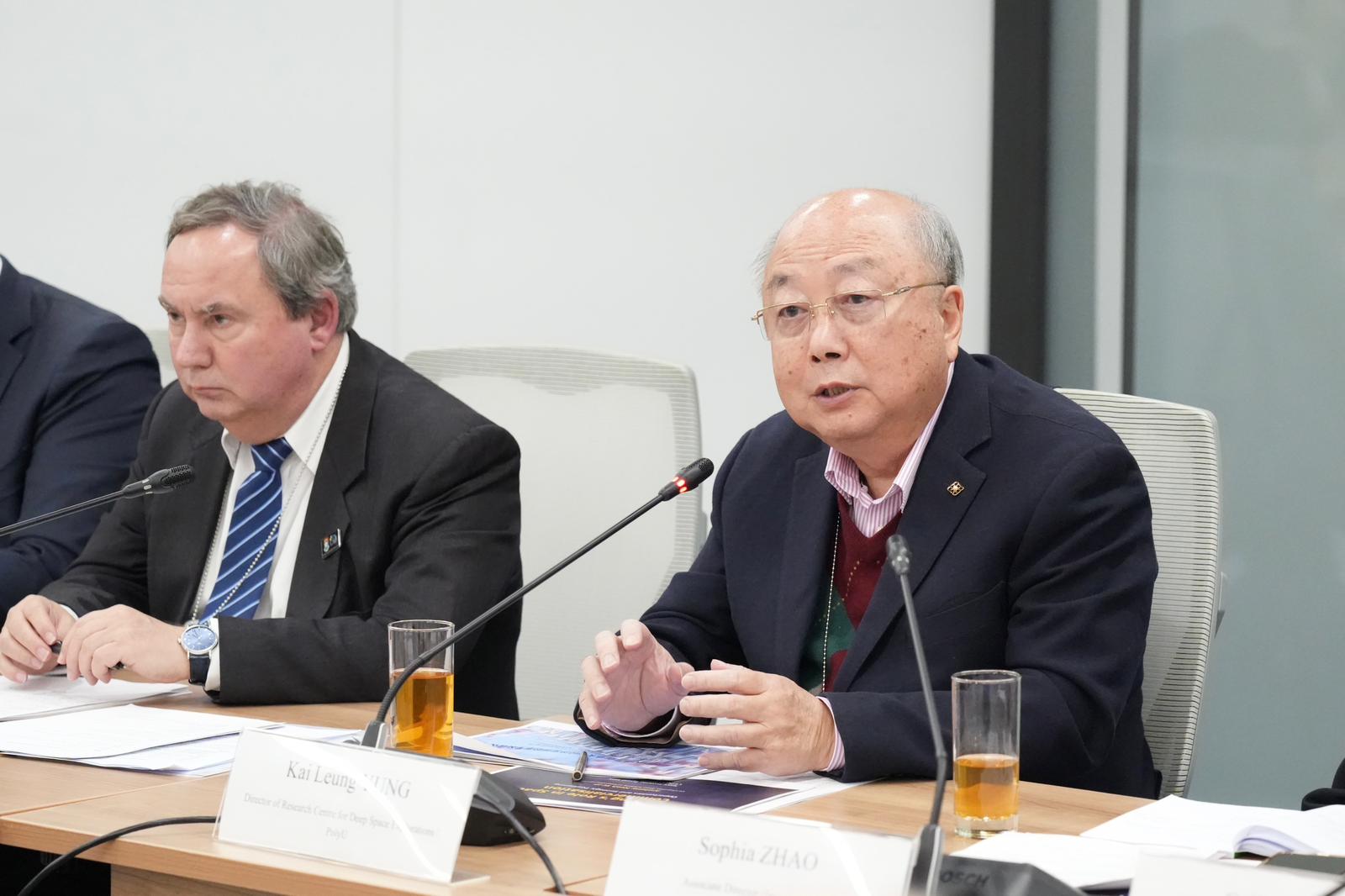 香港理工大學深空探測研究中心主任容啟亮教授（右）出席會議。