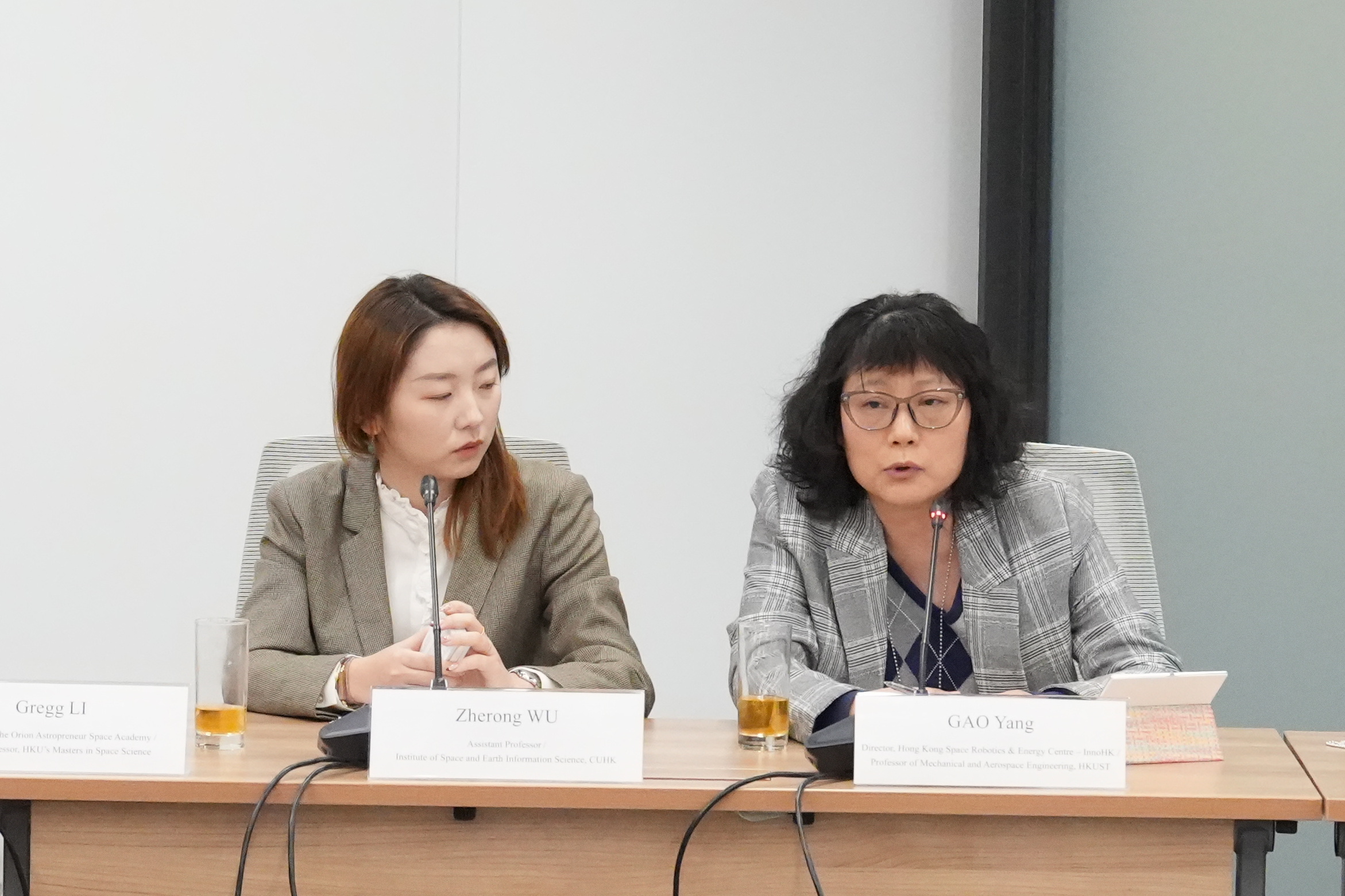 香港太空機器人及能源中心主任及香港科技大學太空科學與技術研究院聯席院長高揚教授（右）出席會議。