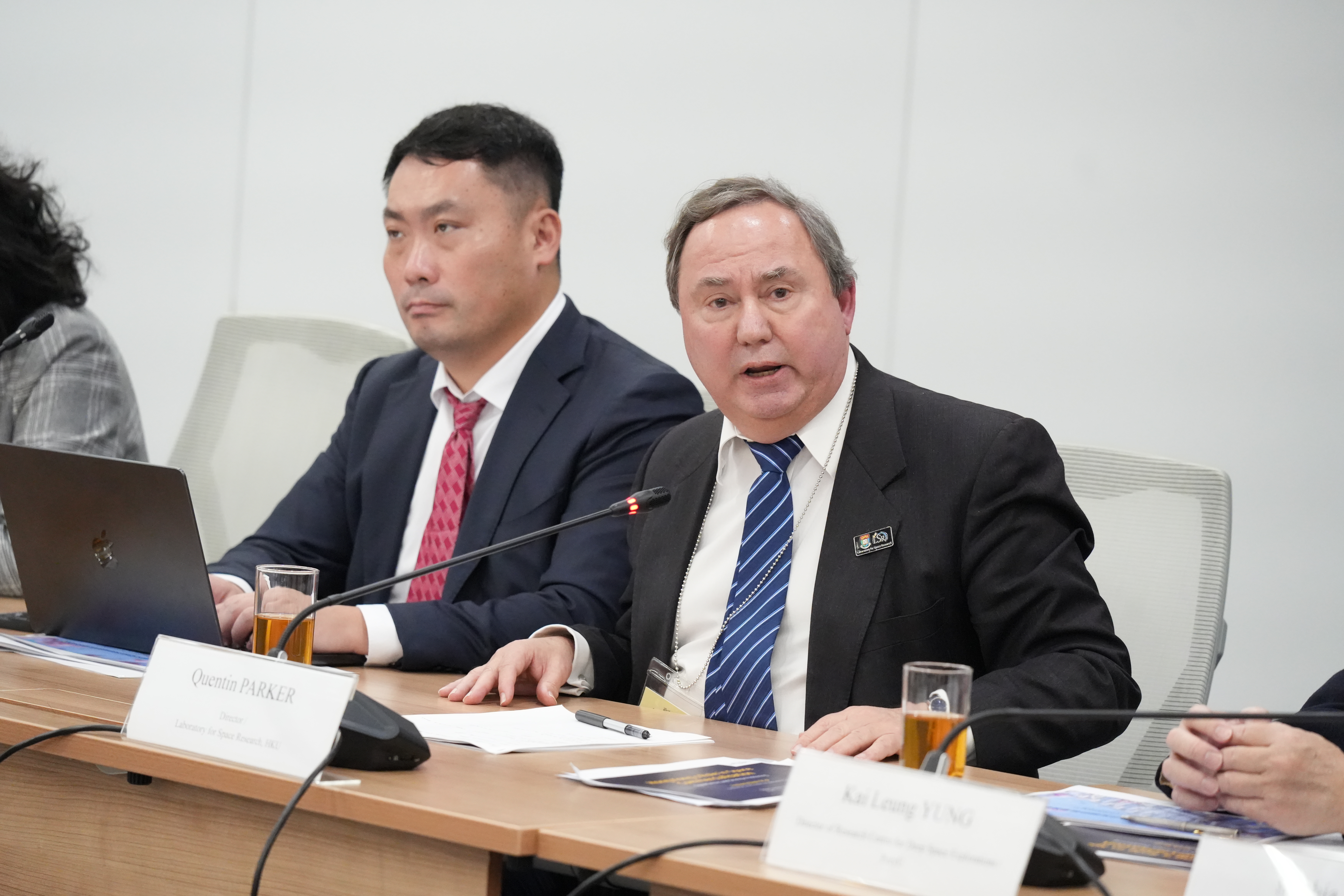 香港大學太空研究實驗室總監柏坤霆教授 (Quentin Parker，右)出席會議。