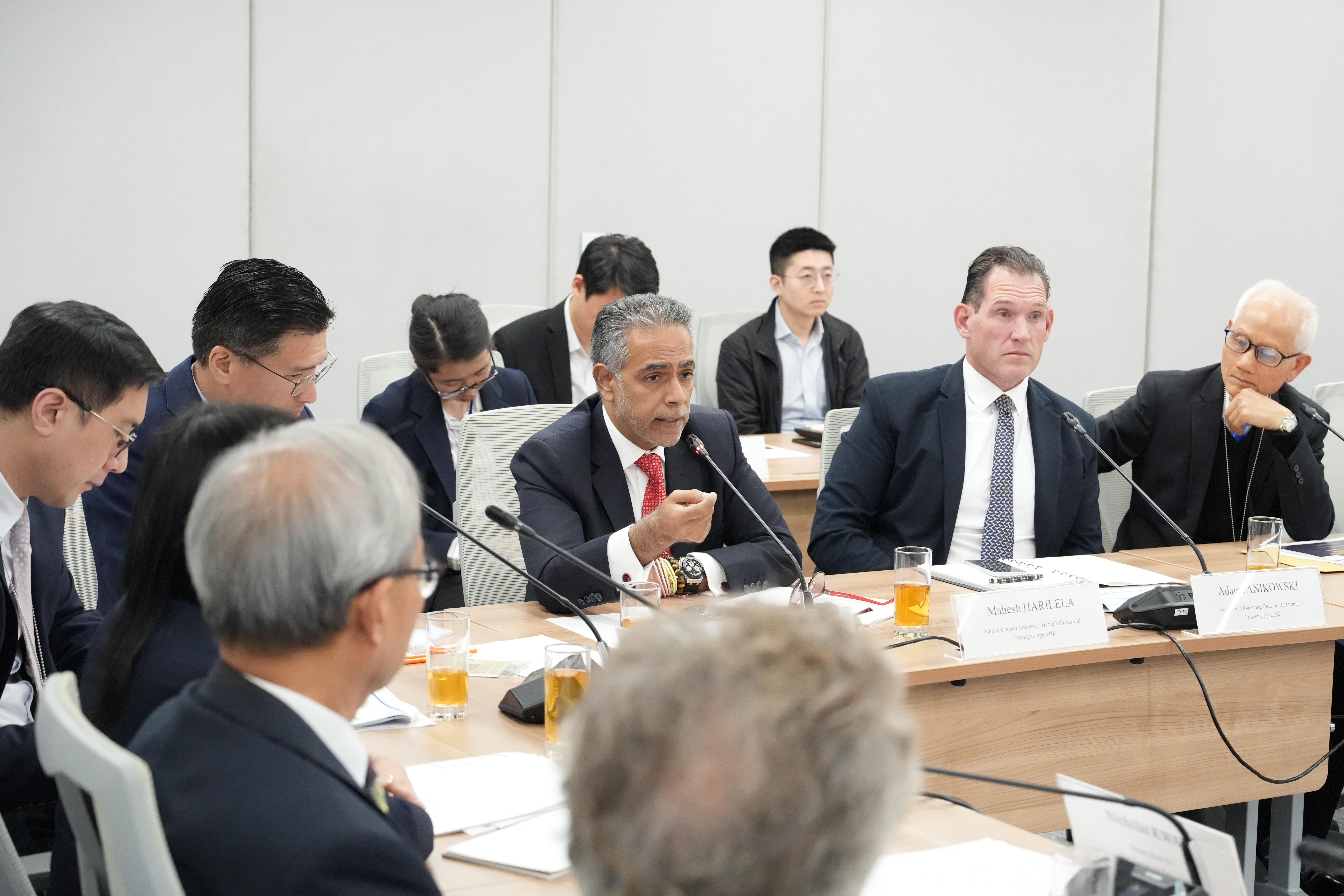 夏利里拉集團家族理事會召集人Mahesh Harilela（右三）出席會議。