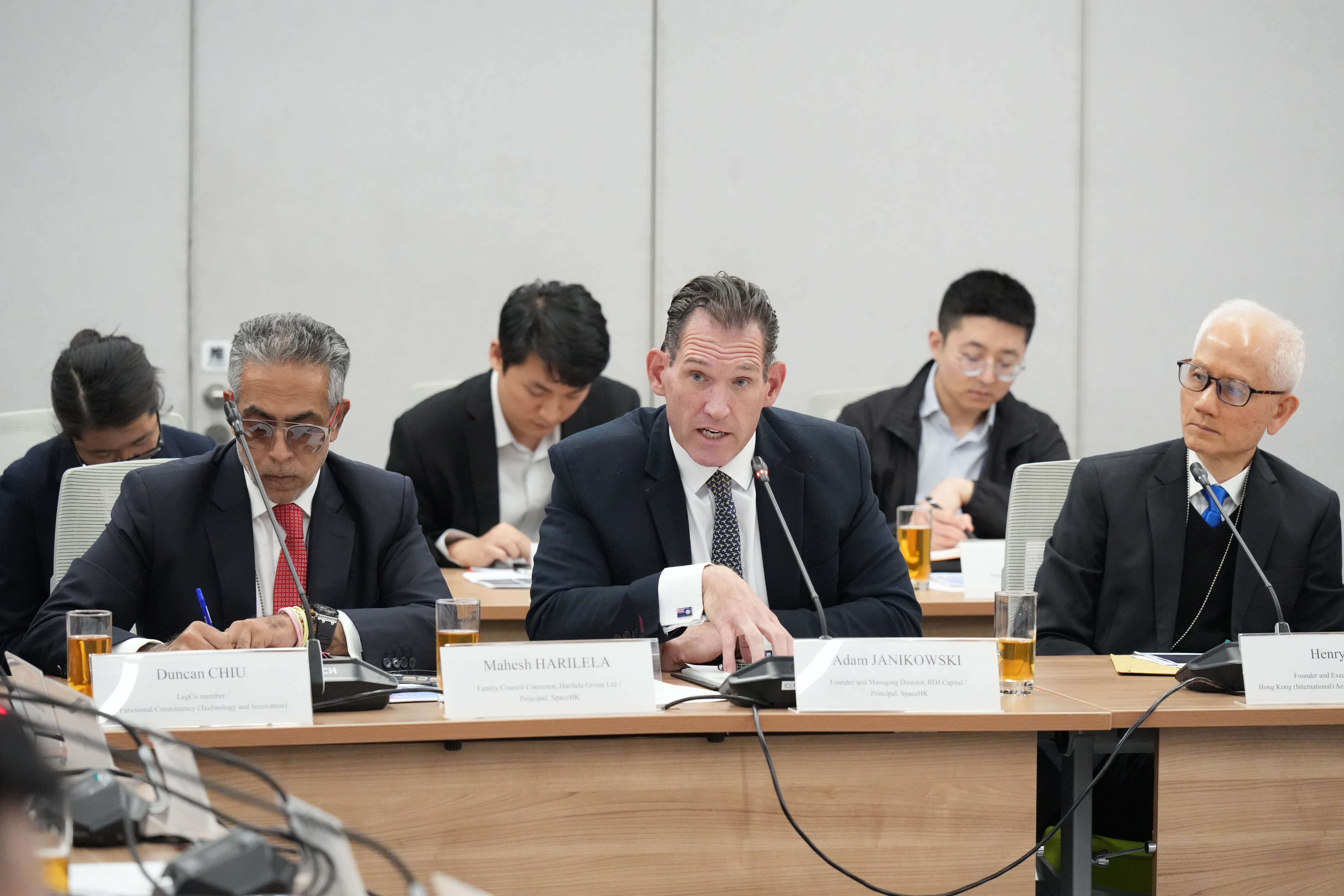 BDJ Capital創始人兼董事總經理Adam Janikowski（中）出席會議。