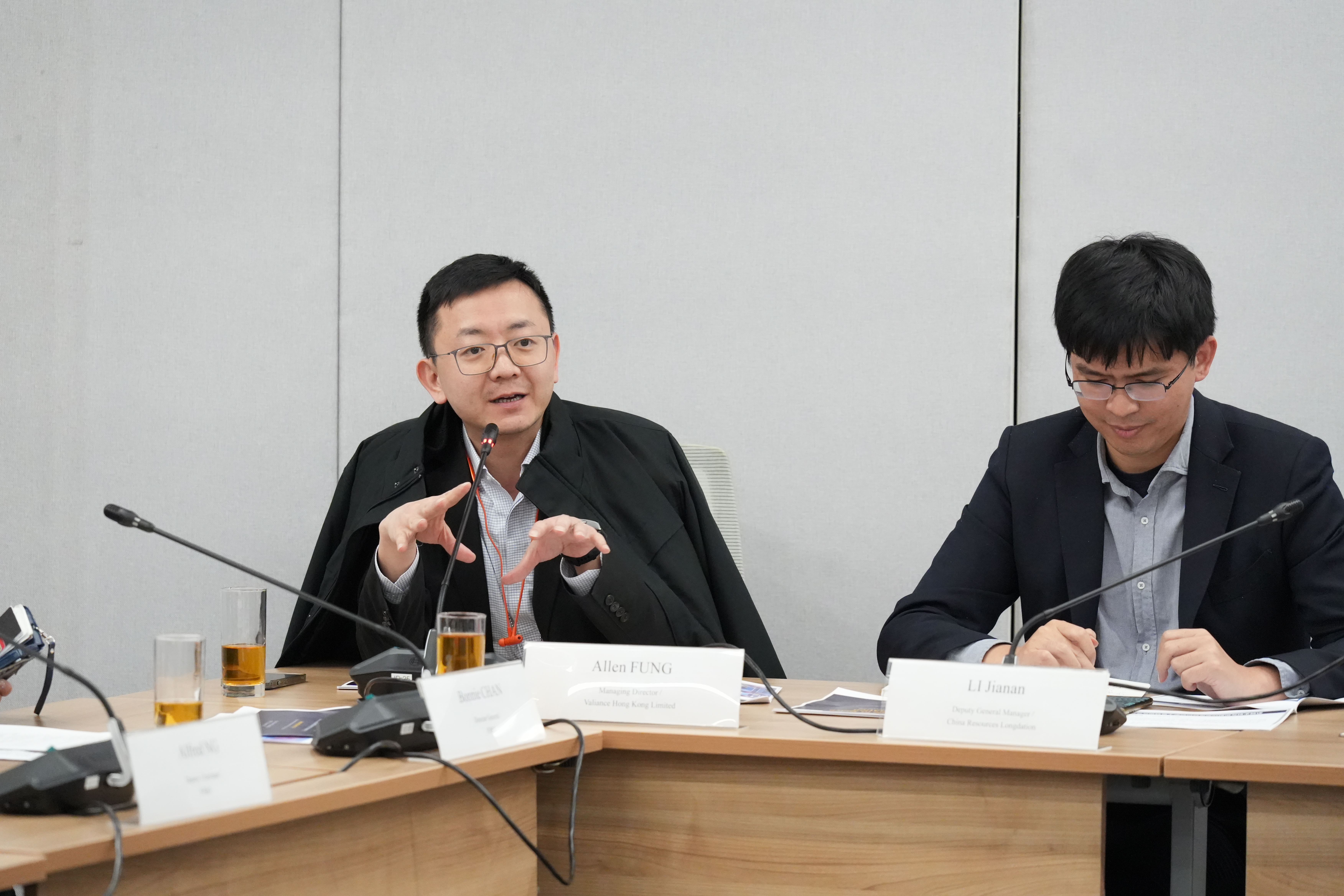 華倫仁香港有限公司董事總經理馮英倫（左）出席會議。