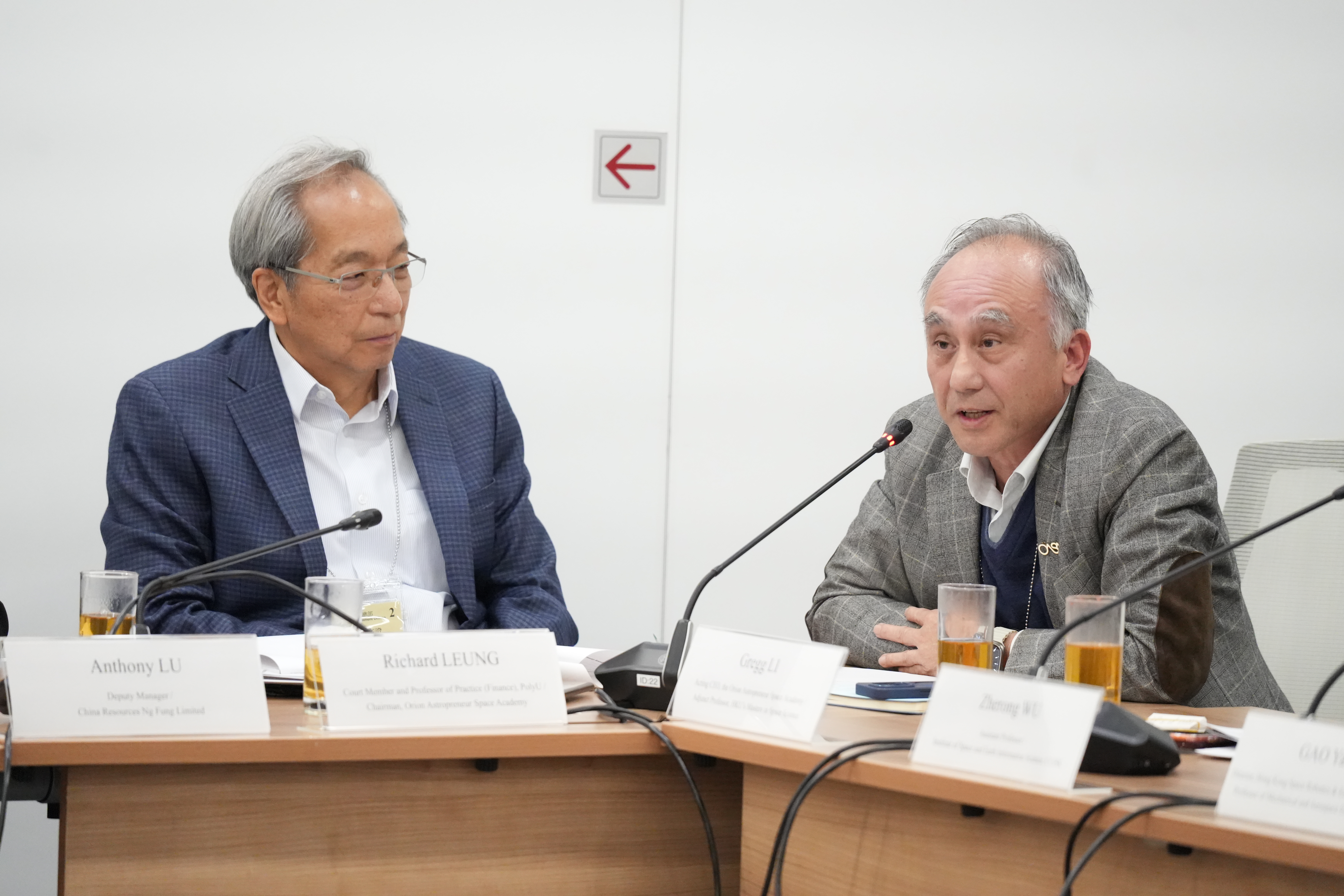 香港大學太空研究實驗室客席教授及研究員兼創星匯總裁李嘉樂教授（右）出席會議。