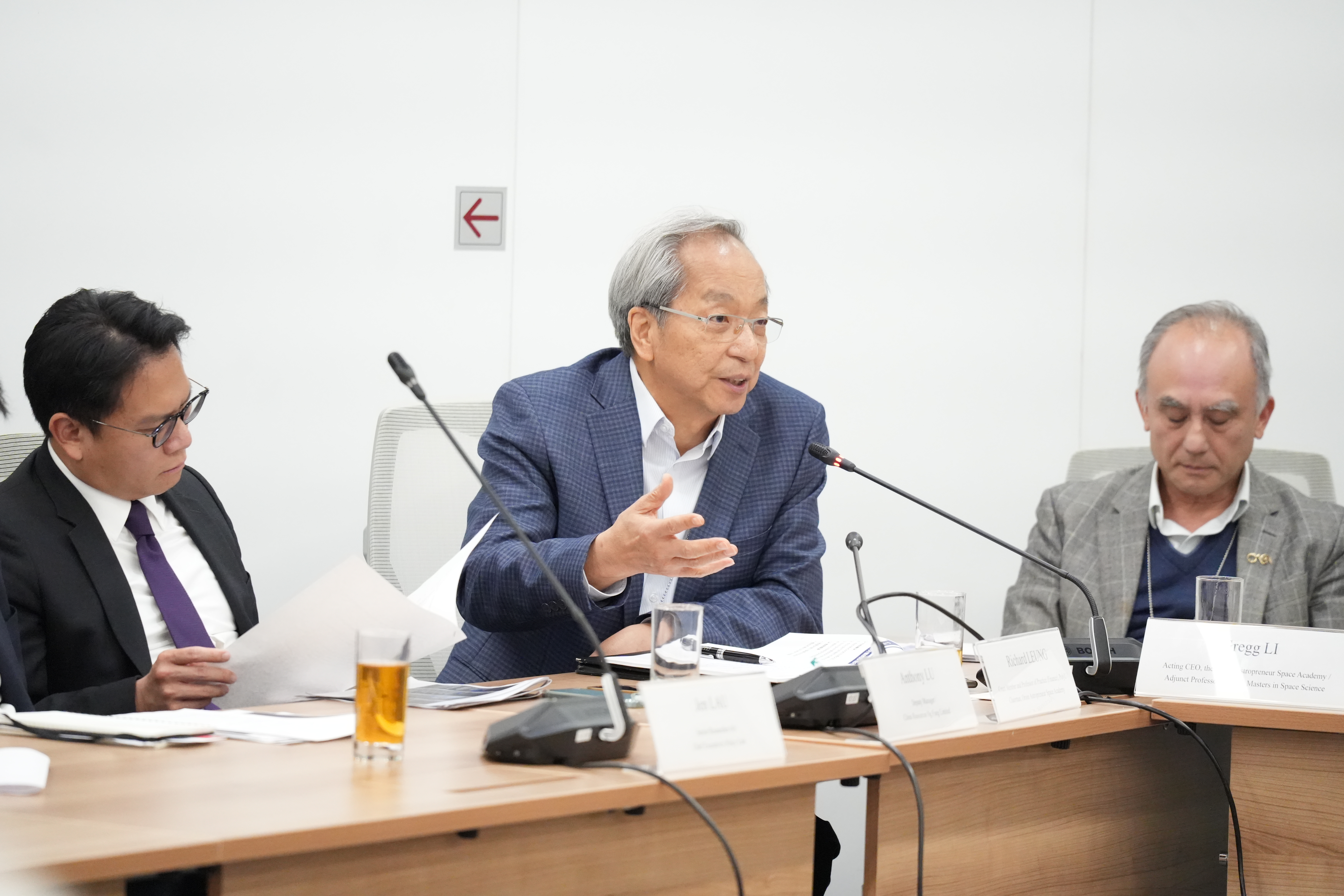 香港理工大學大學顧問委員會成員兼創星匯董事局主席梁甜昭教授（中）出席會議。