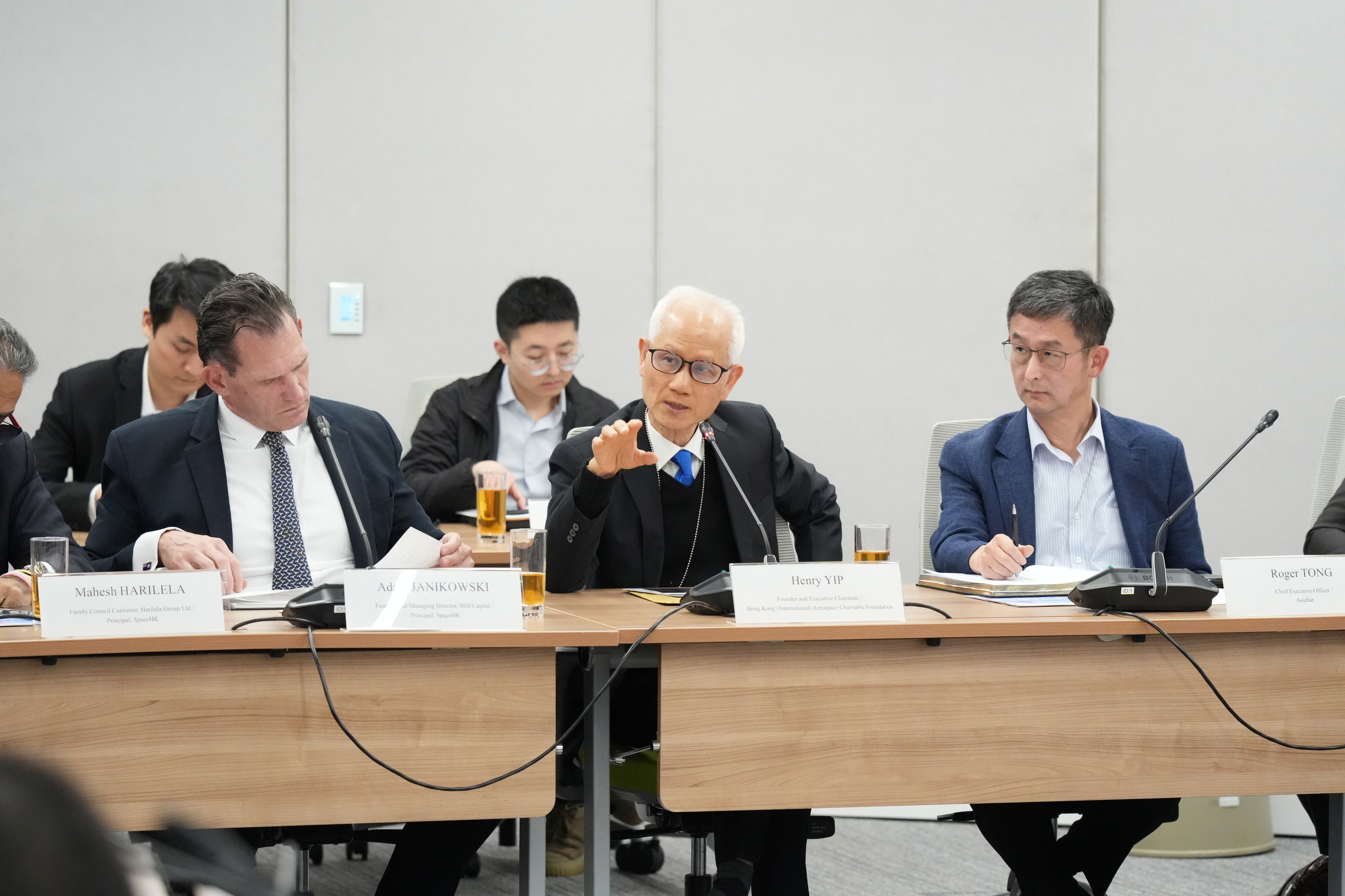 香港（國際）航天慈善基金有限公司創辦人兼行政董事會主席葉鉅雲（中）出席會議。