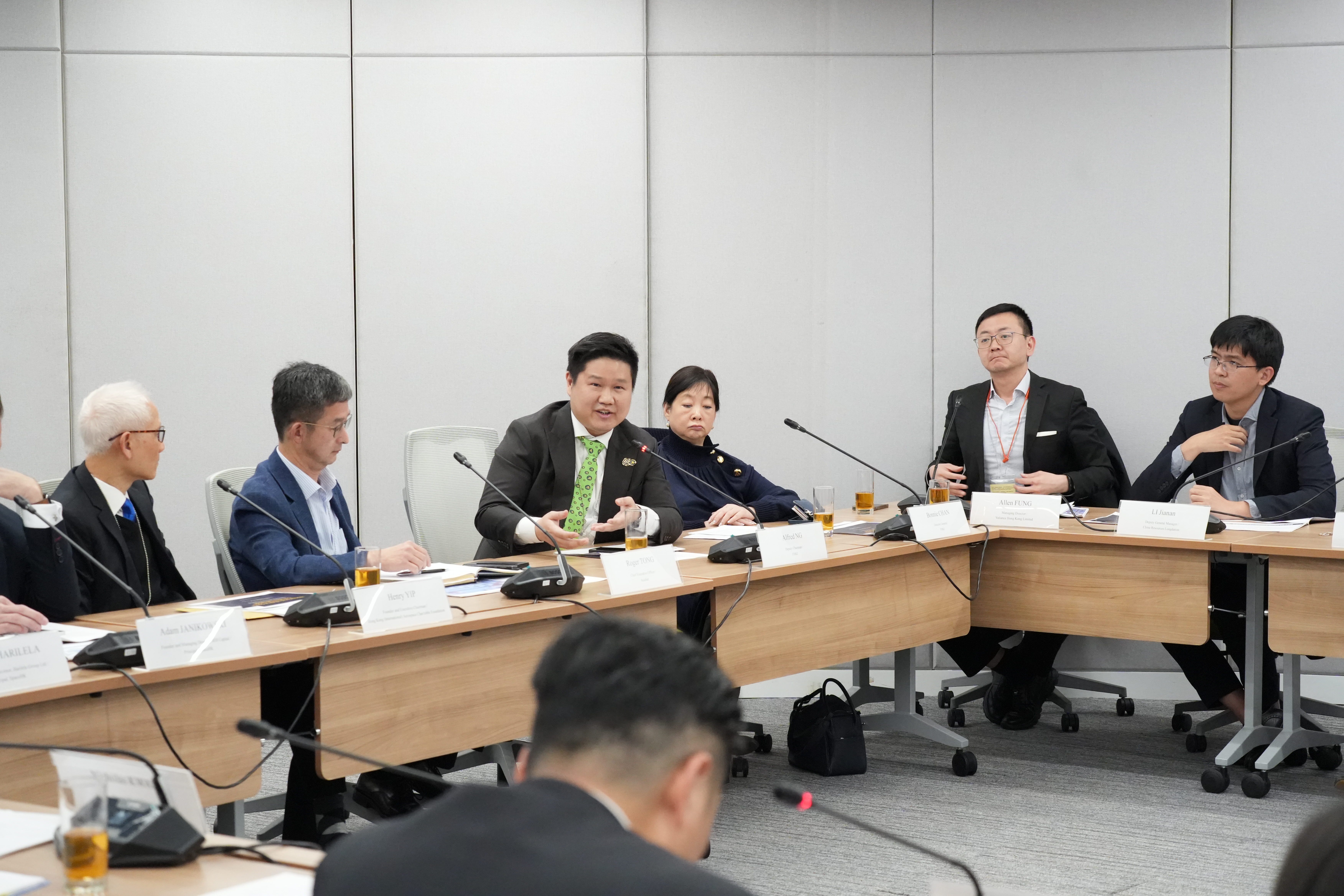 香港工業總會主席吳民卓博士（右四）出席會議。