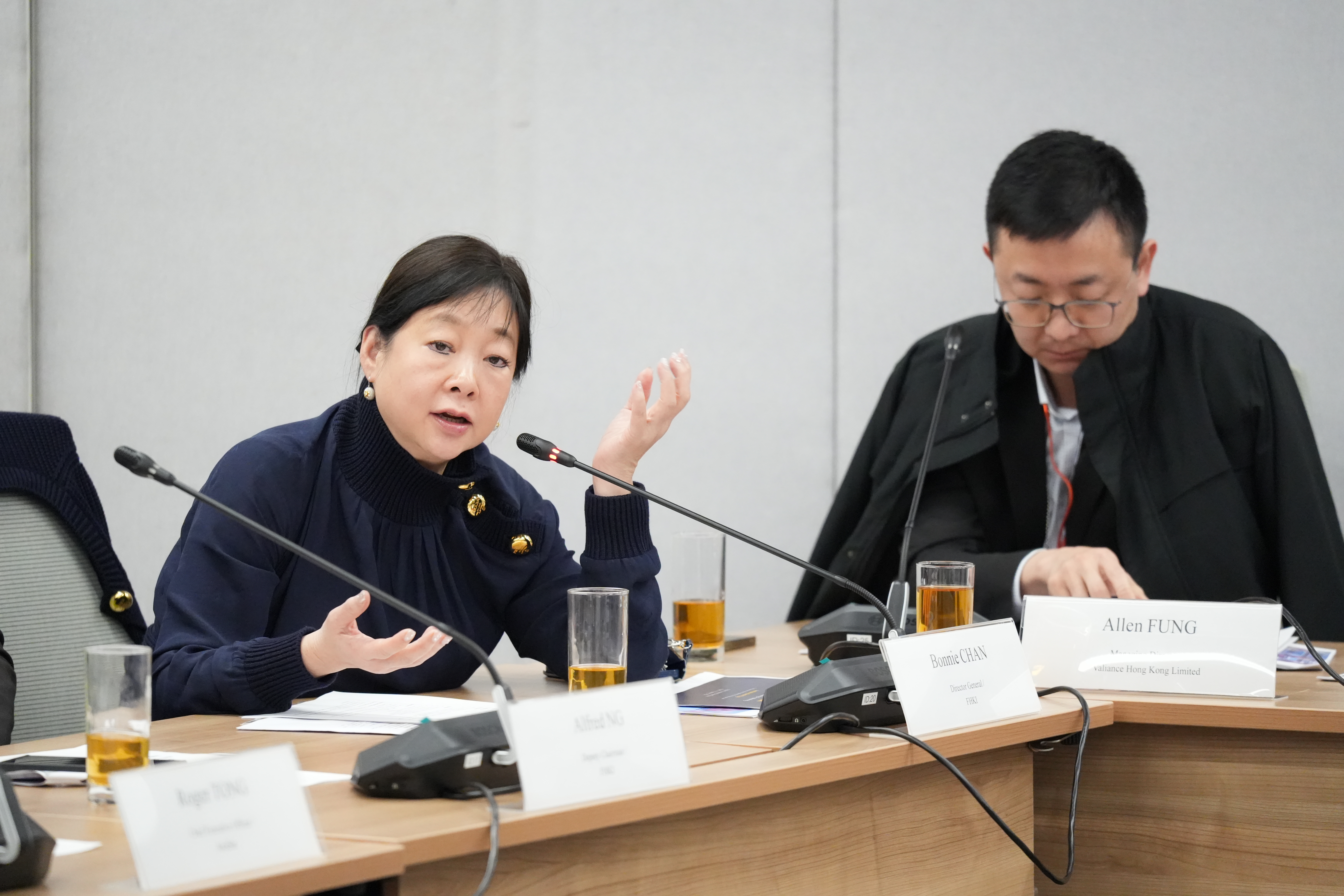 香港工業總會總裁陳心愉（左）出席會議。