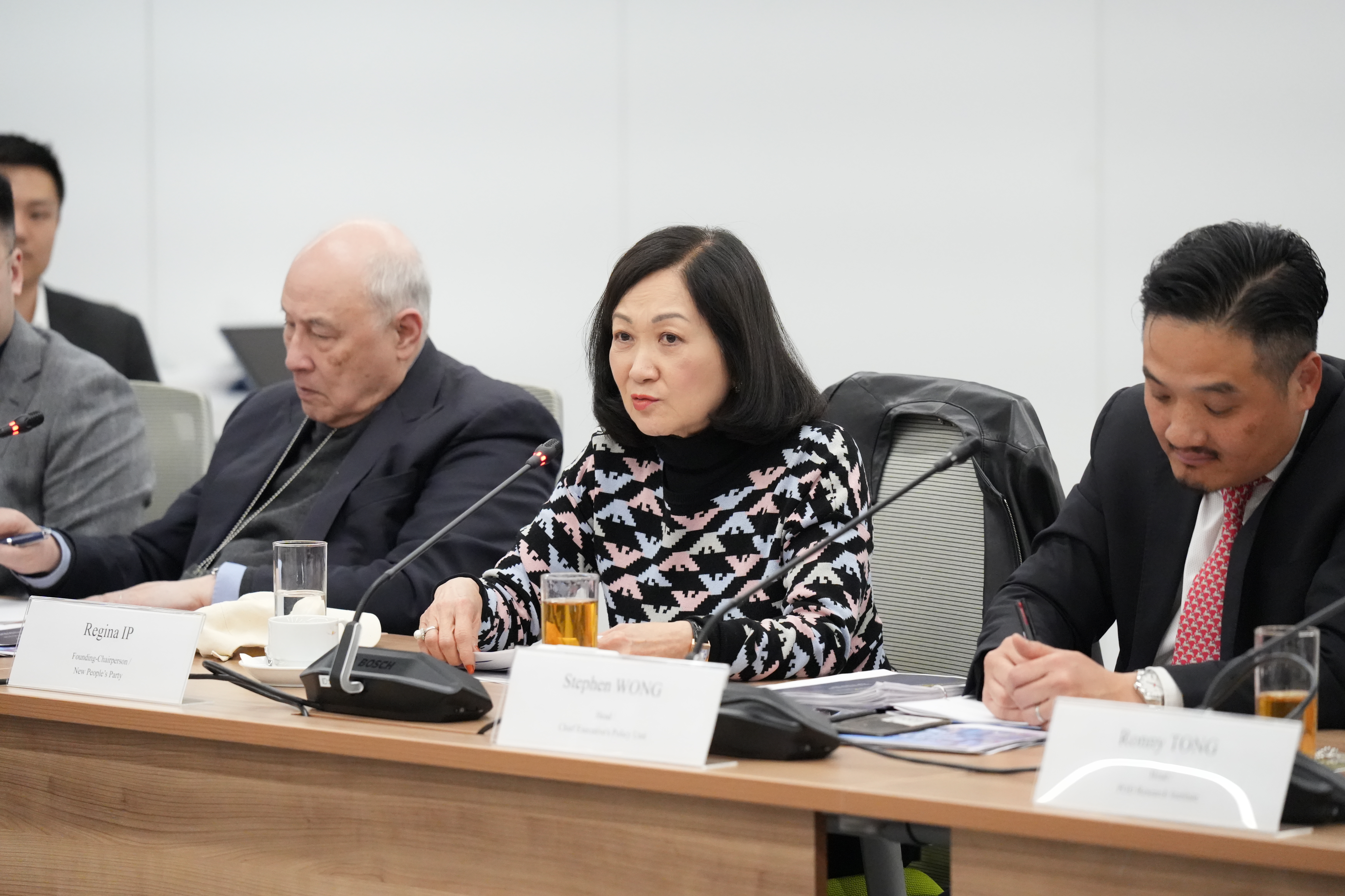 行政會議成員、新民黨主席葉劉淑儀（中）出席會議。