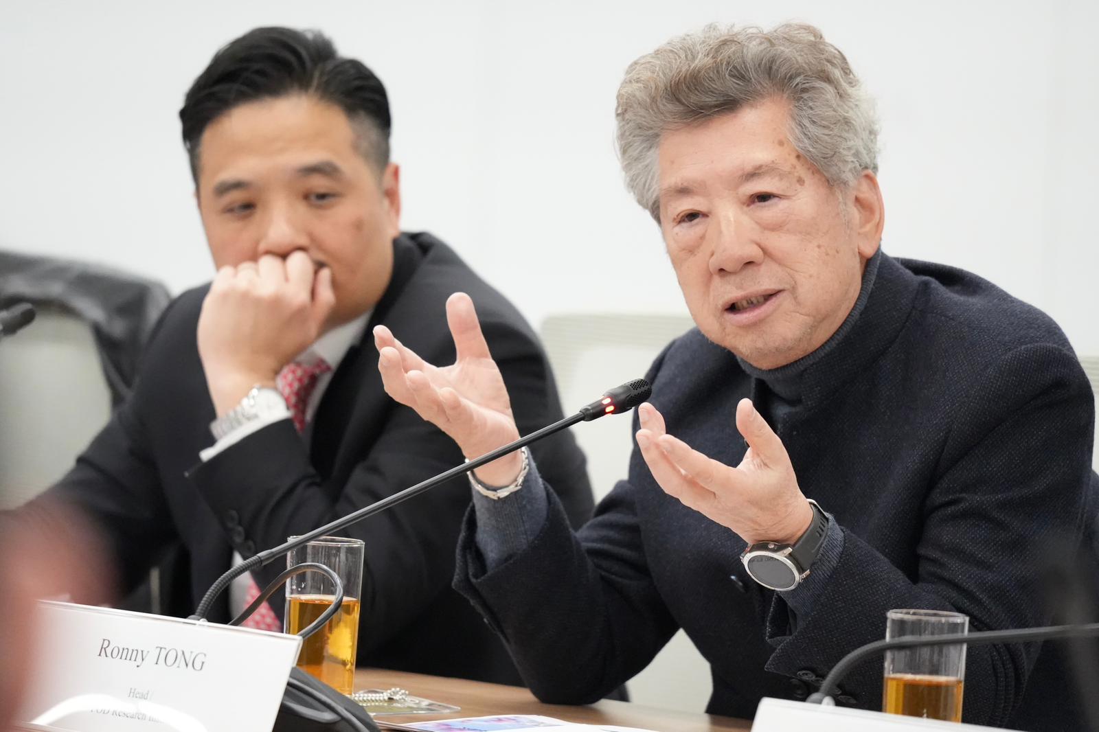 行政會議成員、民思政策研究所召集人湯家驊（右）出席會議。