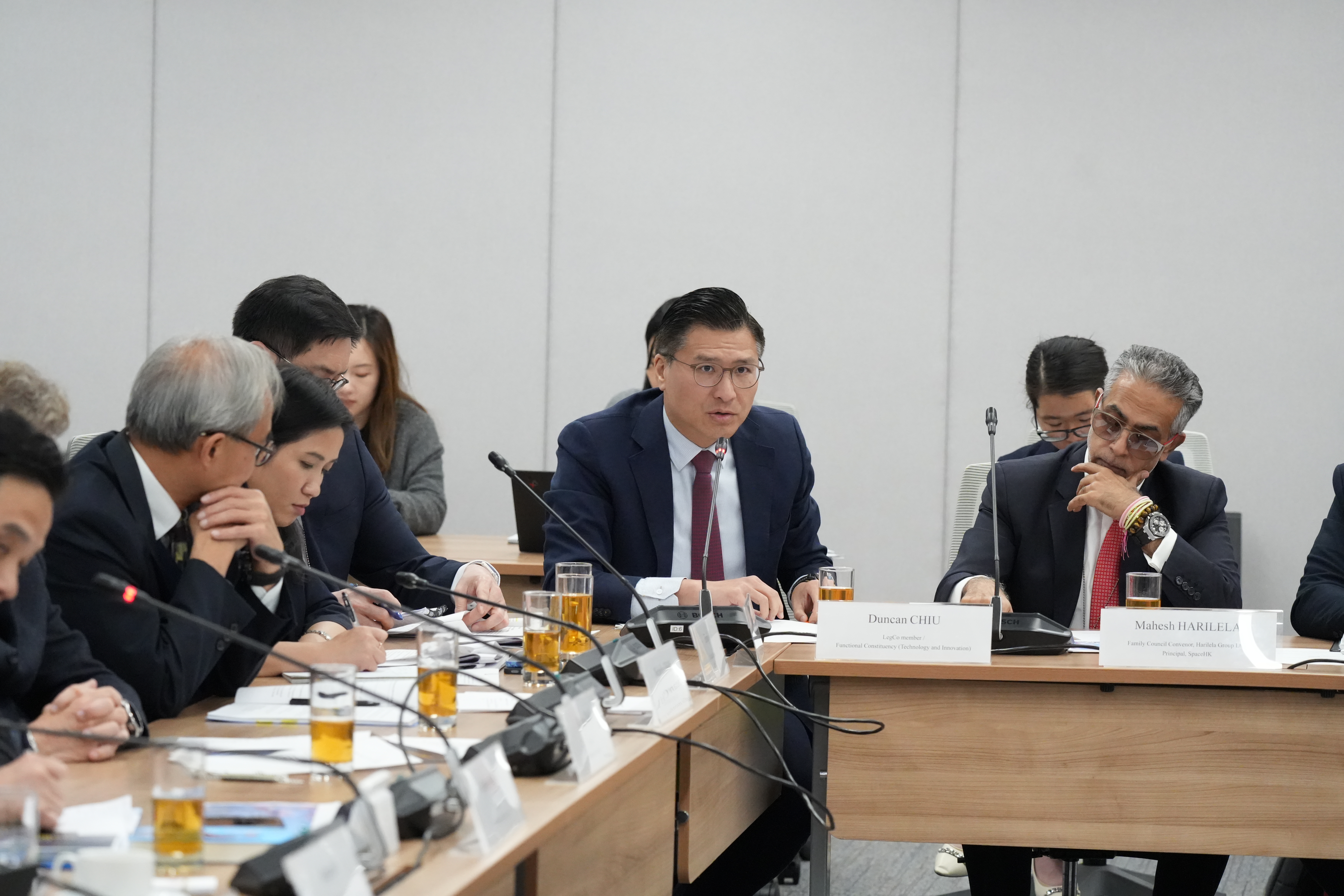 科技創新界立法會議員兼香港資訊科技聯會會長邱達根（右二）出席會議。