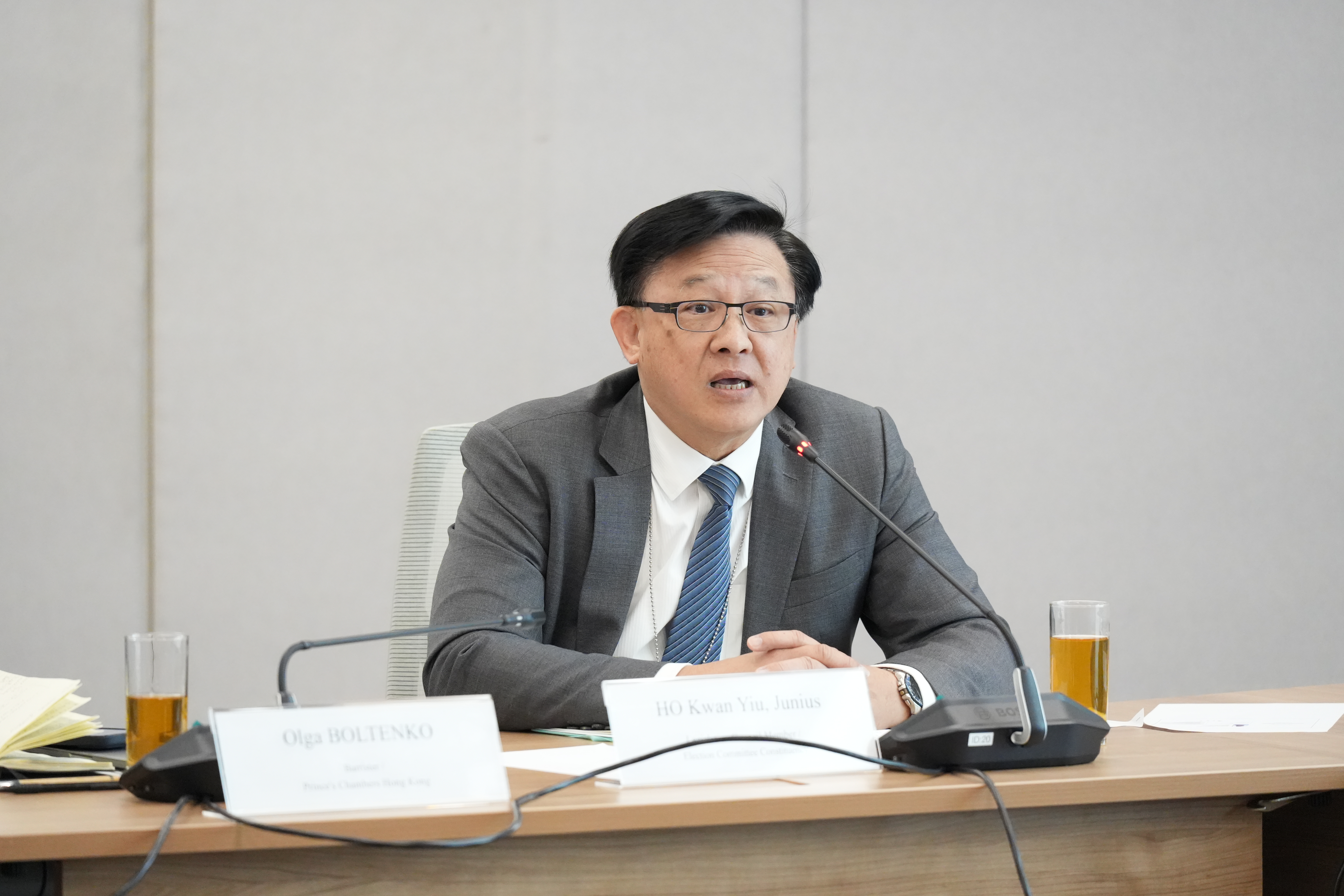 立法會議員何君堯律師出席會議。